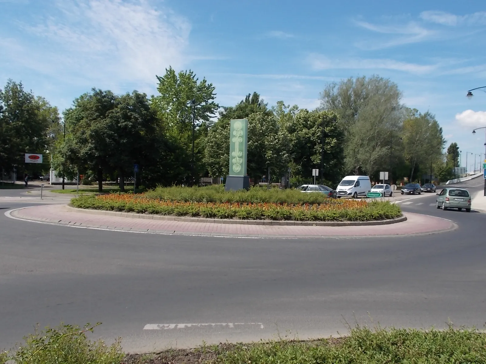 Photo showing: : Radnóti roundabouts with glass? obelisk?. Aranyfácán Product Kft. - Food&Beverage Company. - Radnóti Square, Hatvan, Heves County, Hungary.