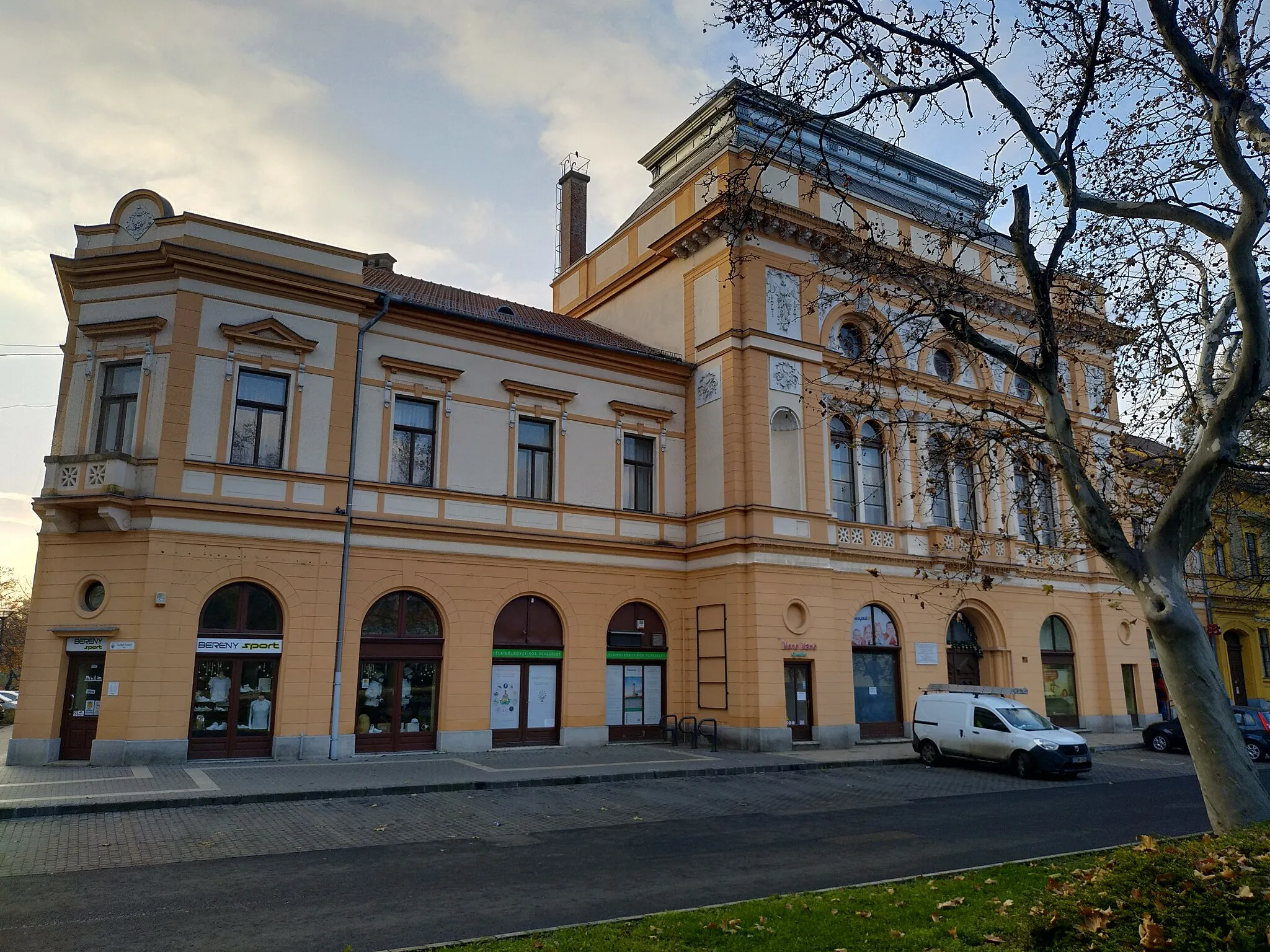 Photo showing: Déryné Rendezvényház, Művelődési Központ, Jászberény