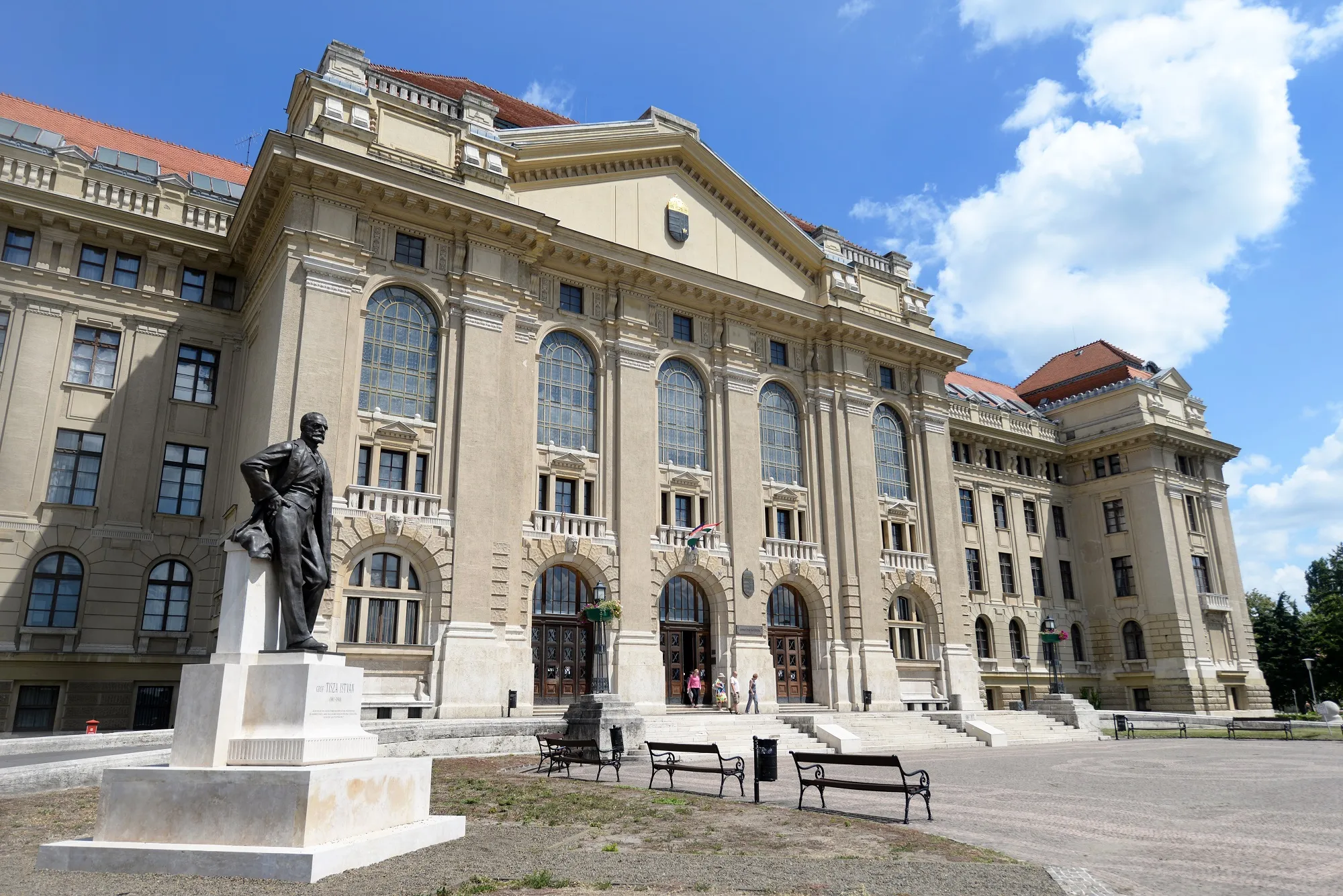 Photo showing: A Debreceni Egyetem Főépülete (Fotó: Bódi Sándor) Debrecen, Egyetem tér 1, Itt van a Országos Idegenrendészeti Főigazgatóság	
Észak-alföldi Regiónális Igazgatóság, 'Debrecen - Egyetem kihelyezett ügyfélfogadás' iroda[1]