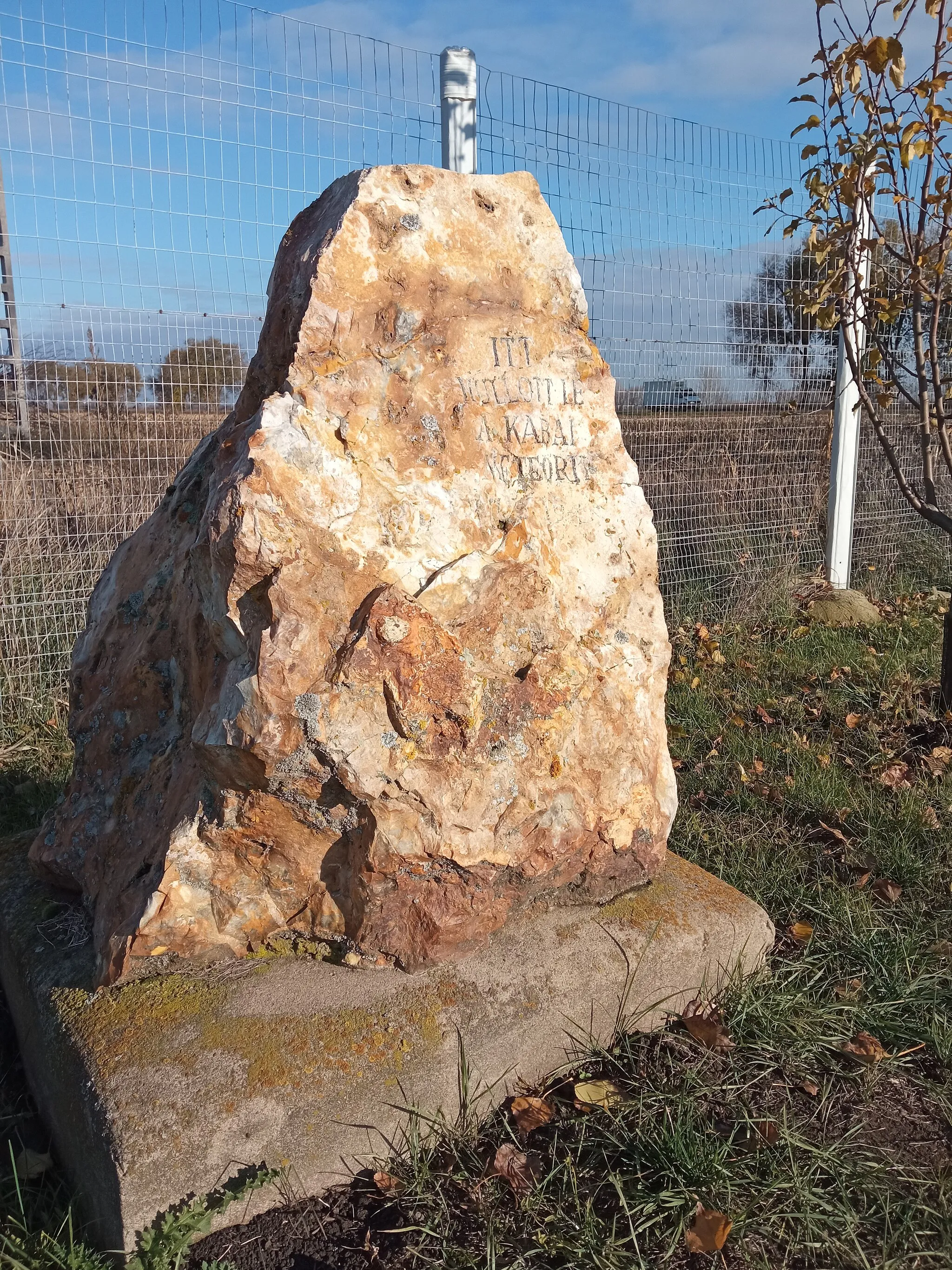 Photo showing: A memorial stone placed on the outskirts of Kaba, near the probable meteorite fall site (Photo: Mihály Nagy)