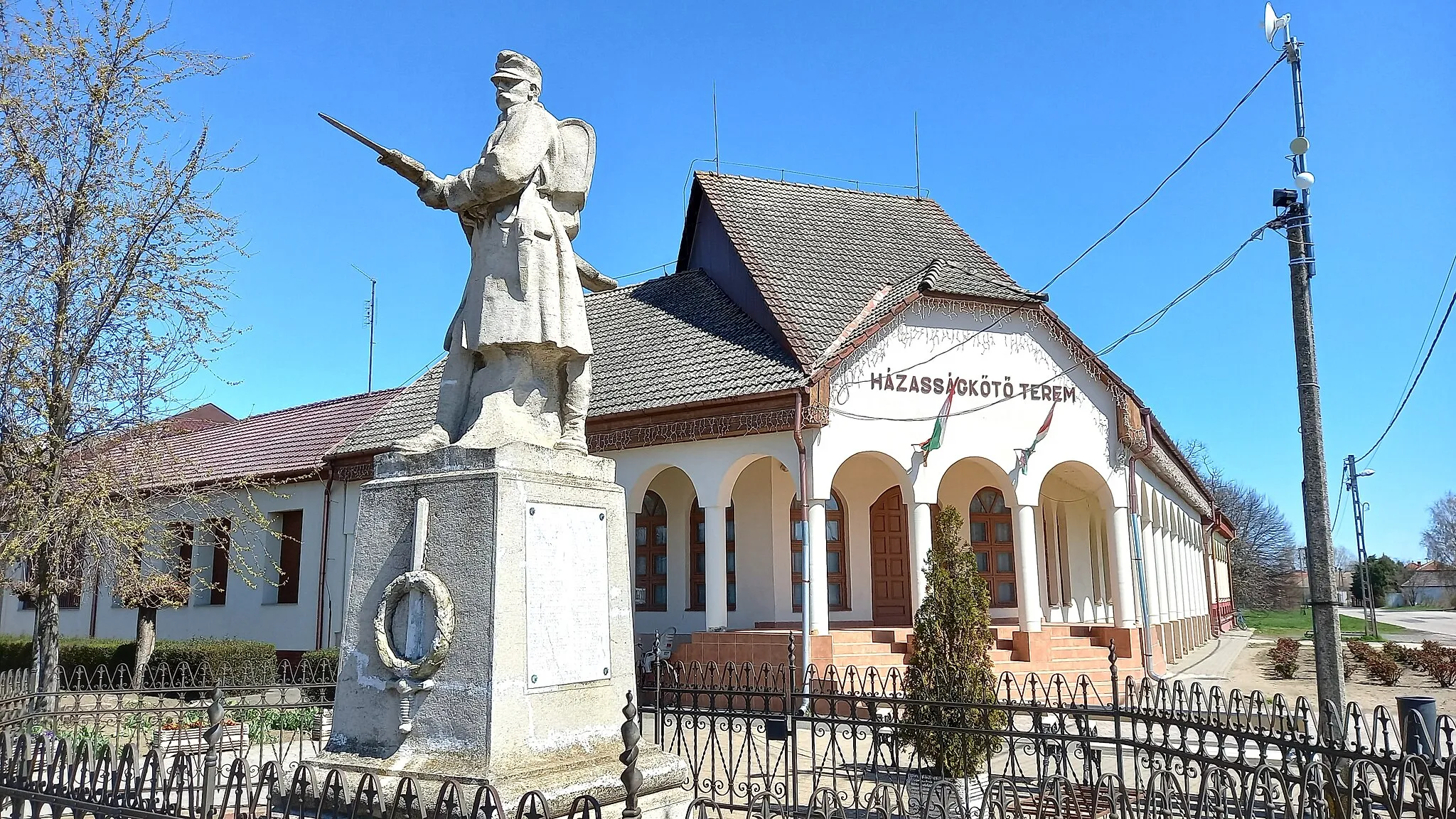 Photo showing: Dombrád főtere