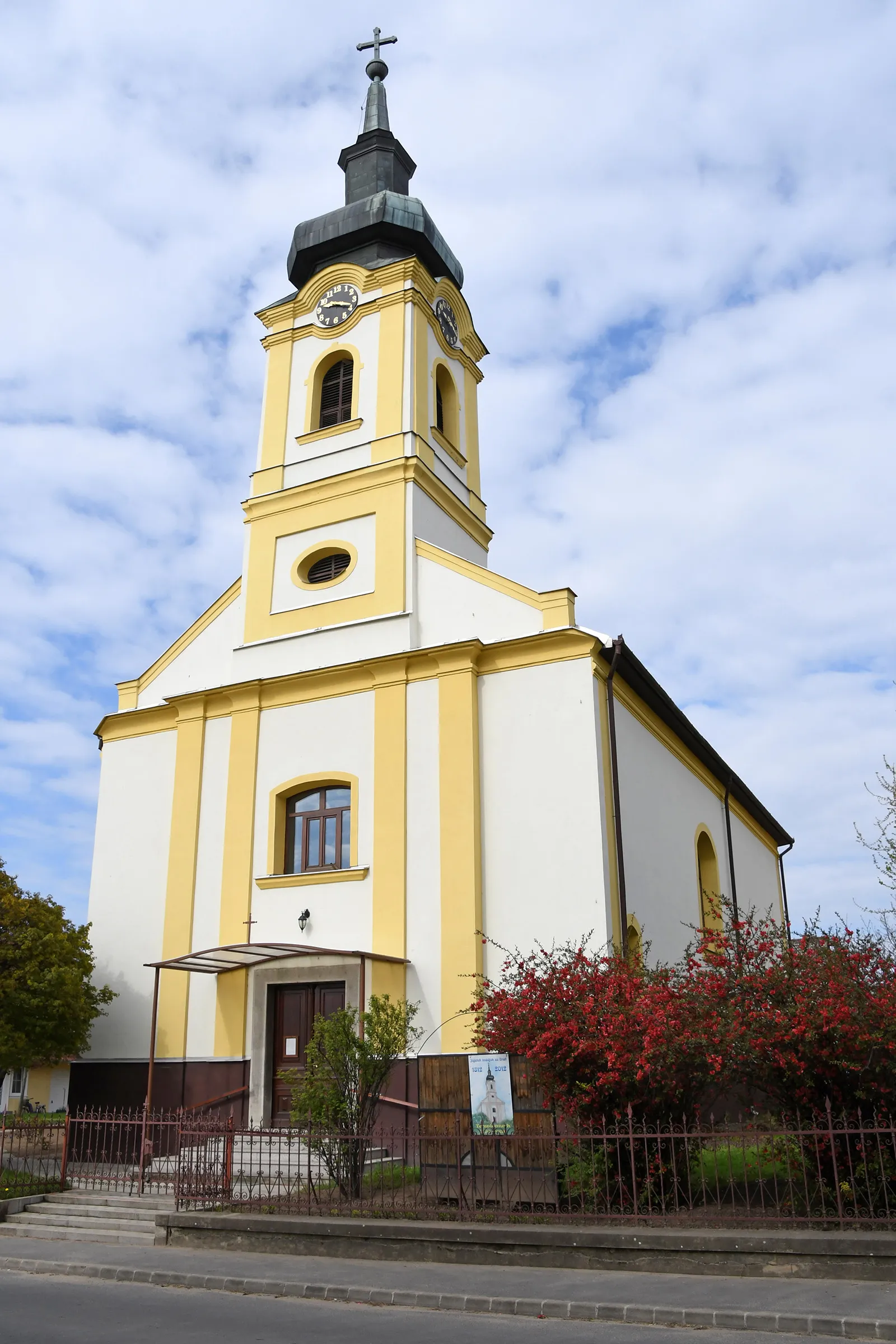 Photo showing: Roman Catholic church in Újfehértó, Hungary