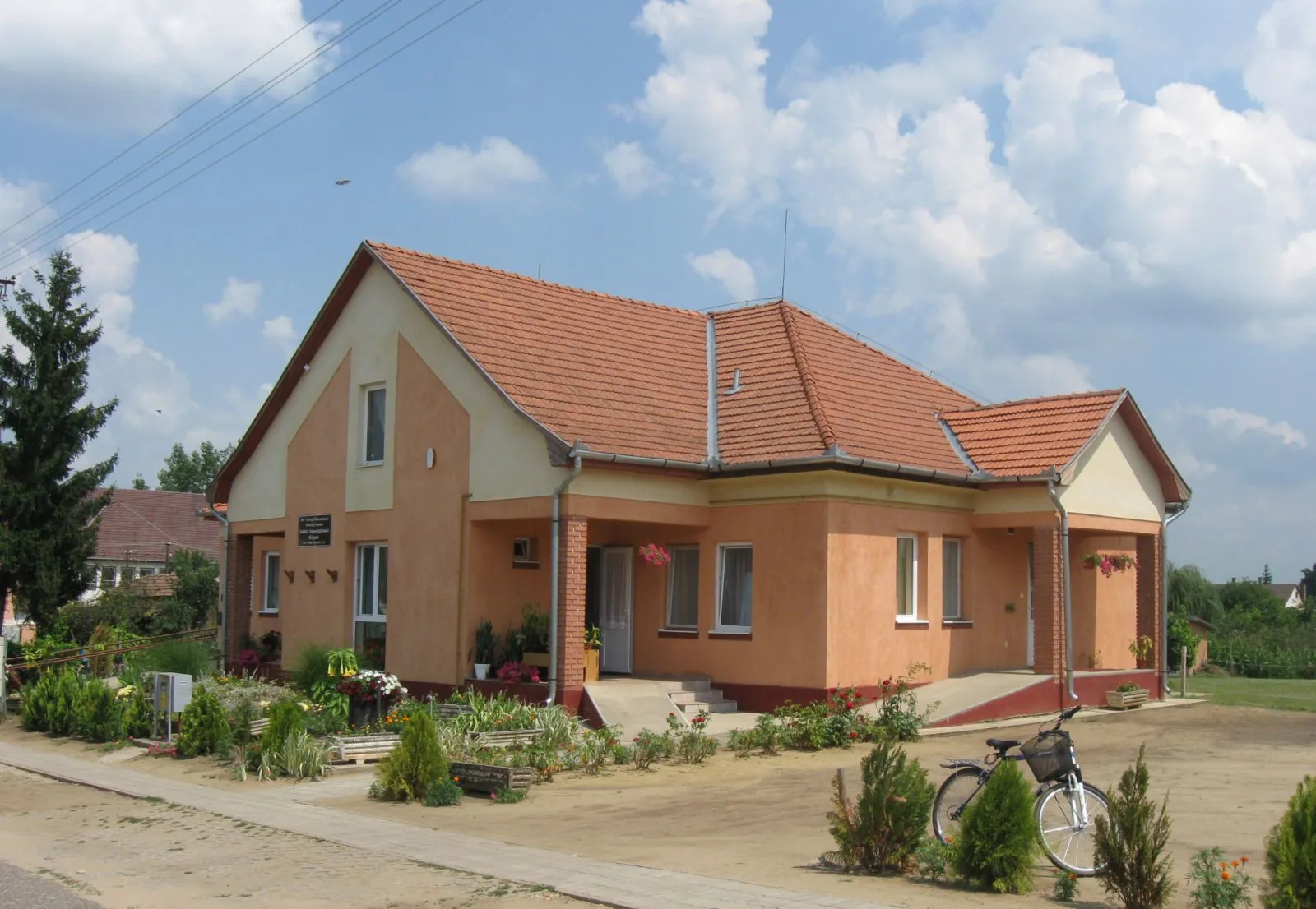 Photo showing: Alapszolgáltatási Központ épülete, Szakoly, Szabolcs-Szatmár-Bereg megye