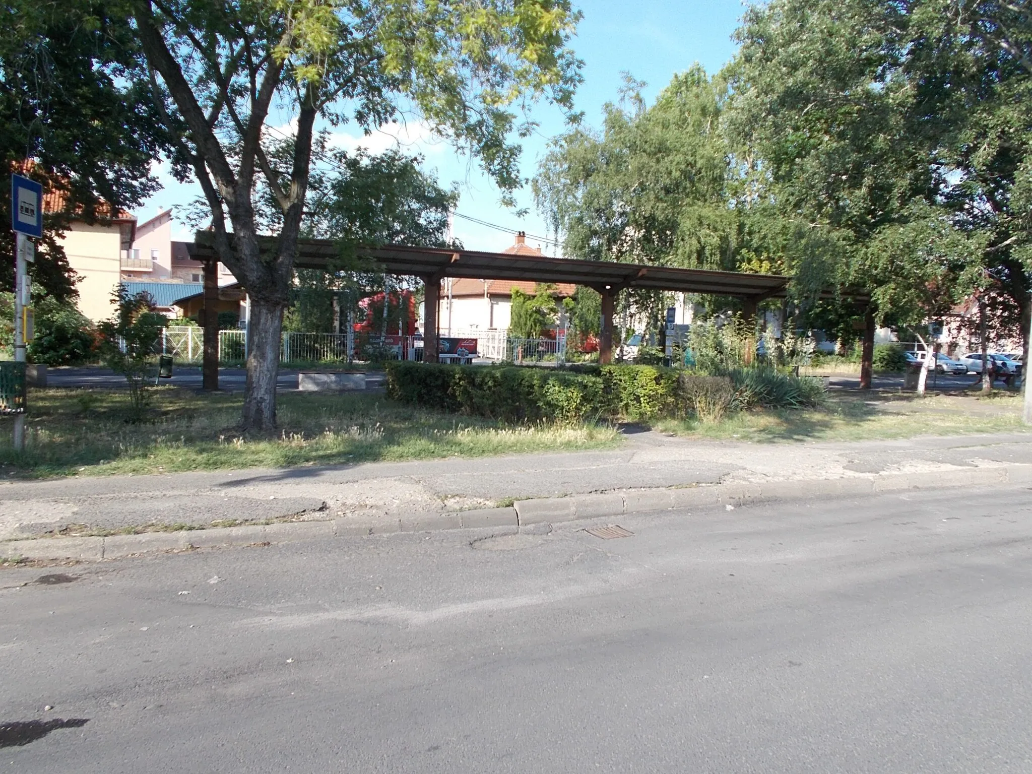 Photo showing: 'Nagykáta, vasútállomás' bus stop at Nagykáta railway station - Nagykáta, Pest County, Hungary.