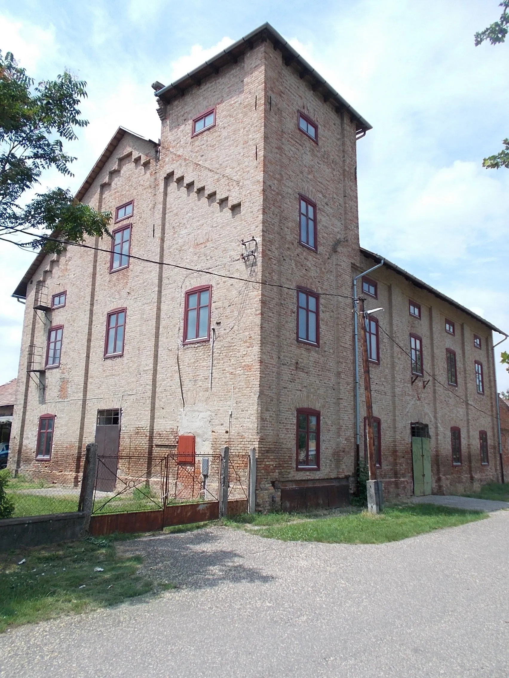 Photo showing: : Former Mill - 4A Kisjárási Street, Jászapáti, Jász-Nagykun-Szolnok County, Hungary.