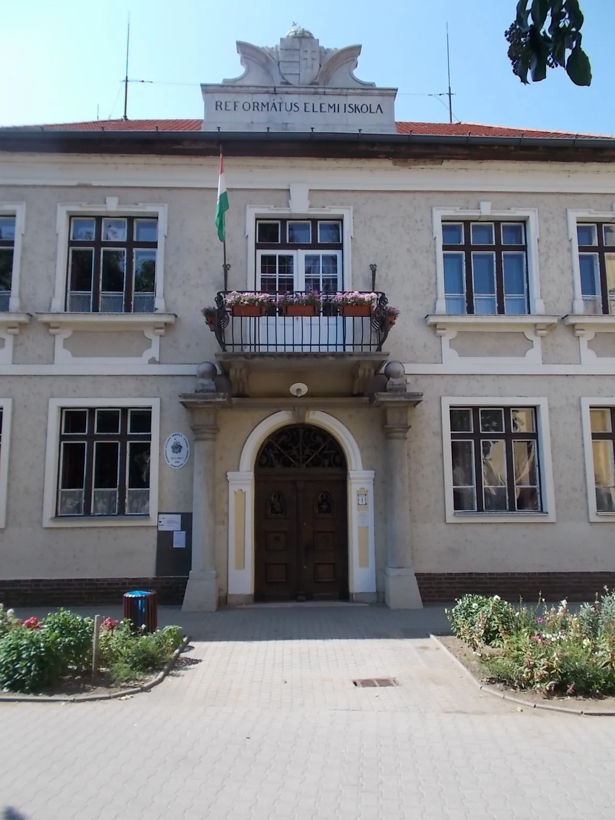 Photo showing: : Listed Reformed elementary school and part of a monument area (bounded by Széchenyi Blvd. Bartók Béla Blvd., Bethlen Gábor Blvd) and the Köztársaság Square's monument complex-  11 Köztársaság Square, Hajdúnánás, Hajdú-Bihar County, Hungary.