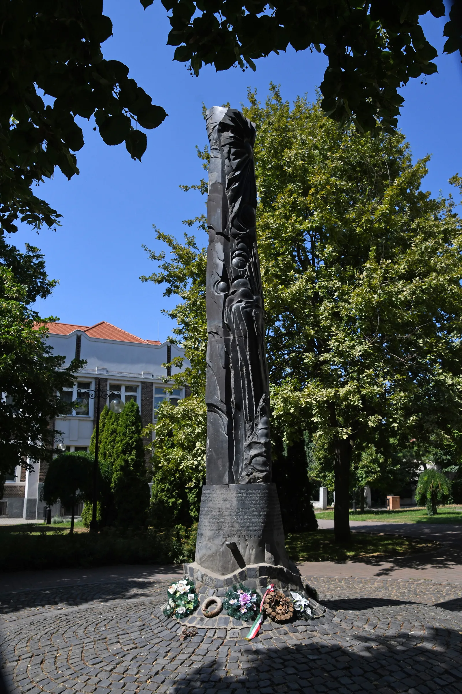 Photo showing: World War II memorial in Derecske, Hungary