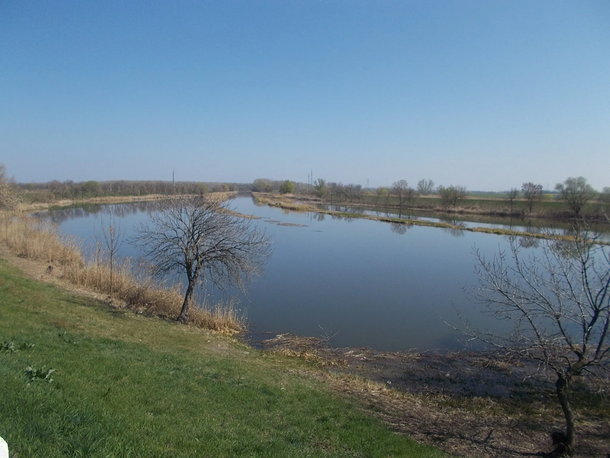 Photo showing: : Szandazug neighborhood from across Hortobágy-Berettyó Main Canal. - Mezőtúr, Jász-Nagykun-Szolnok County, Hungary.