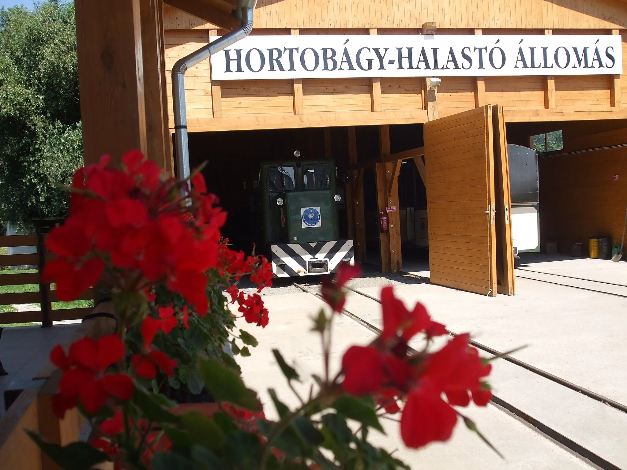 Photo showing: A Hortobágyi Kisvasút fűtőháza C–50-es mozdonnyal