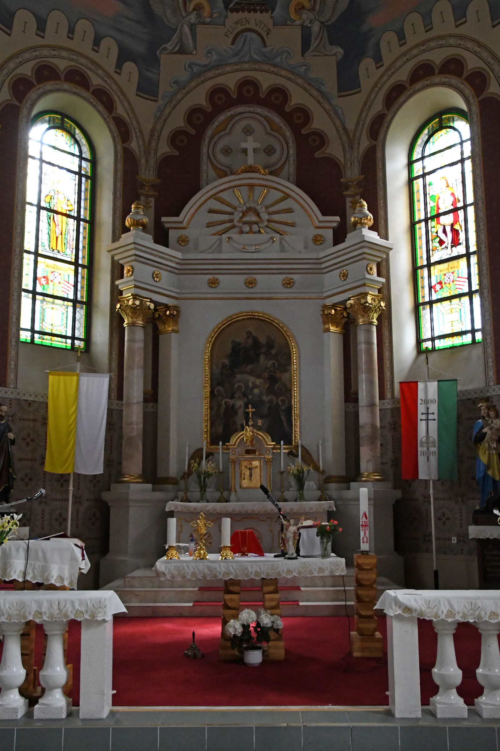 Photo showing: Main altar of the Roman Catholic church in Vámosgyörk, Hungary