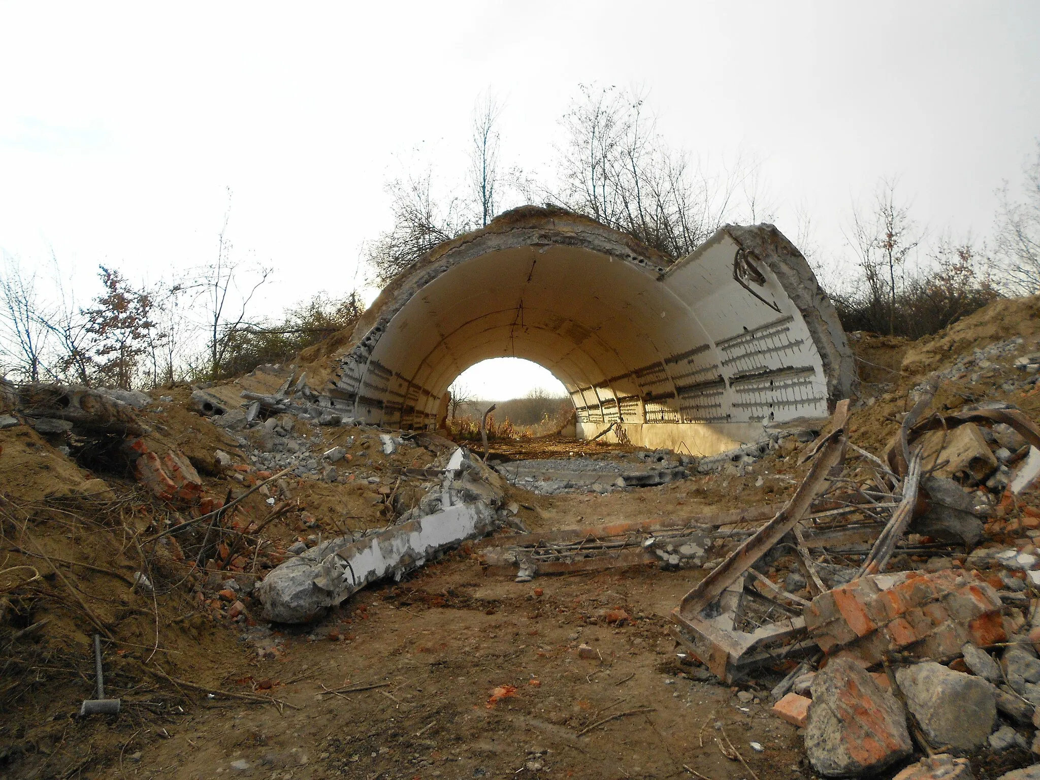 Photo showing: Рештки воєнної бази, станом на 2012 р.