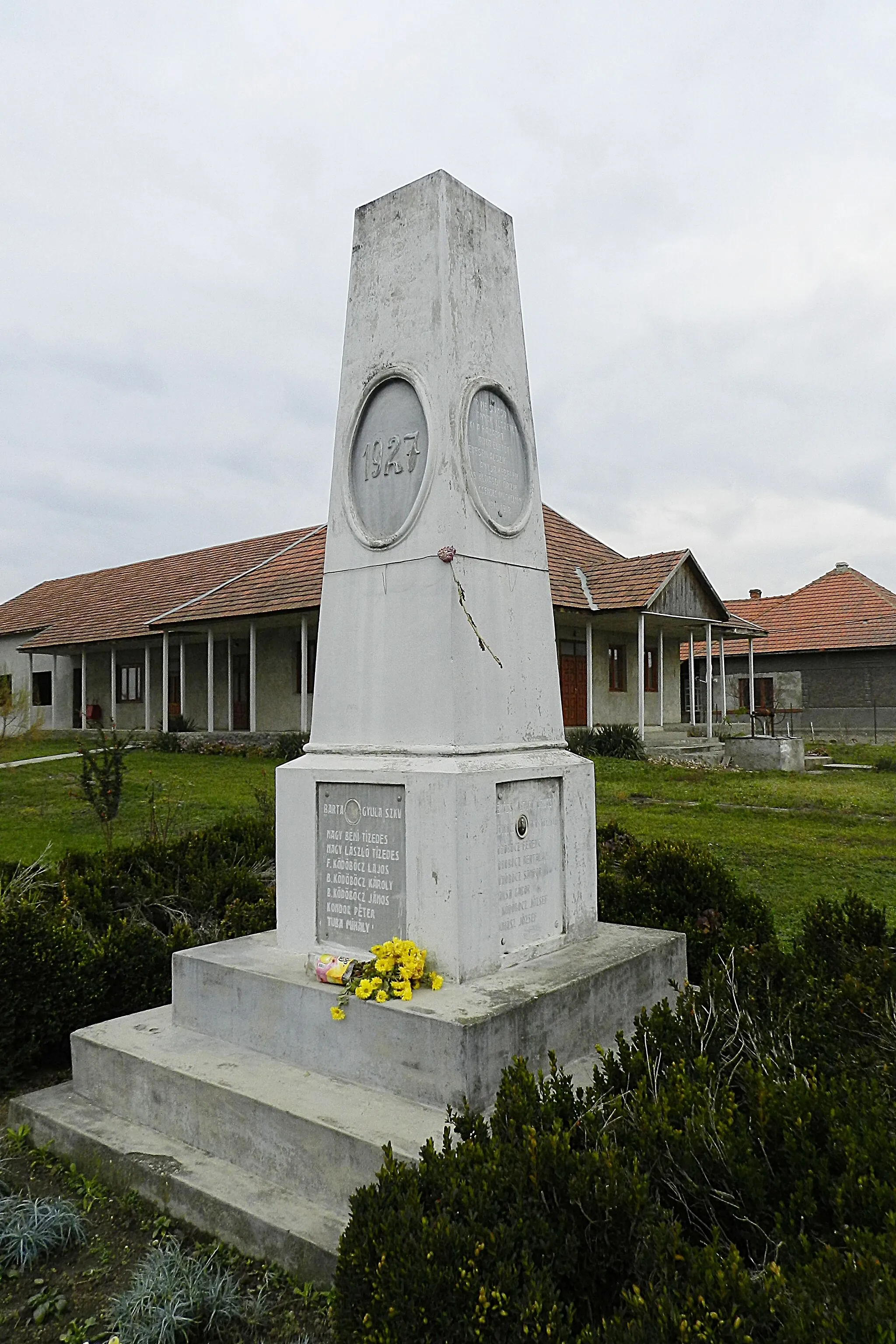 Photo showing: Пам’ятник  на честь односельчан, що загинули в Першій світовій війні (1927 р.)