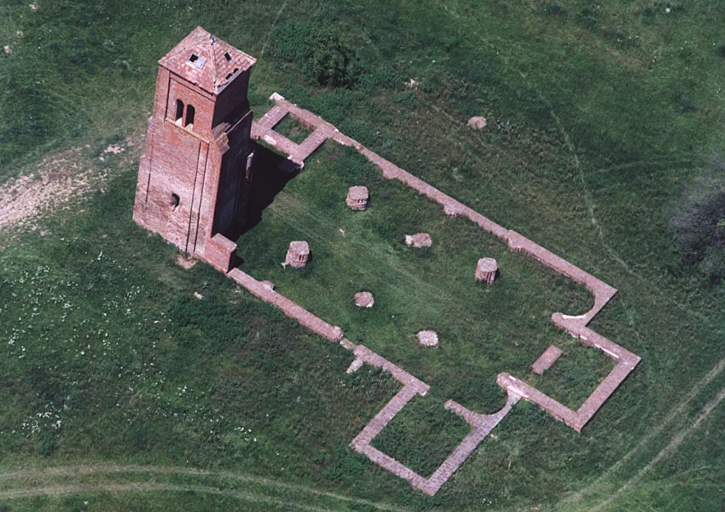 Photo showing: A herpályi Csonkatorony az egykori Herpály nevű település 12. században román stílusban épült monostorának maradványa, Hajdú-Bihar megye legrégebbi építménye, amely Berettyóújfalu határában látható.