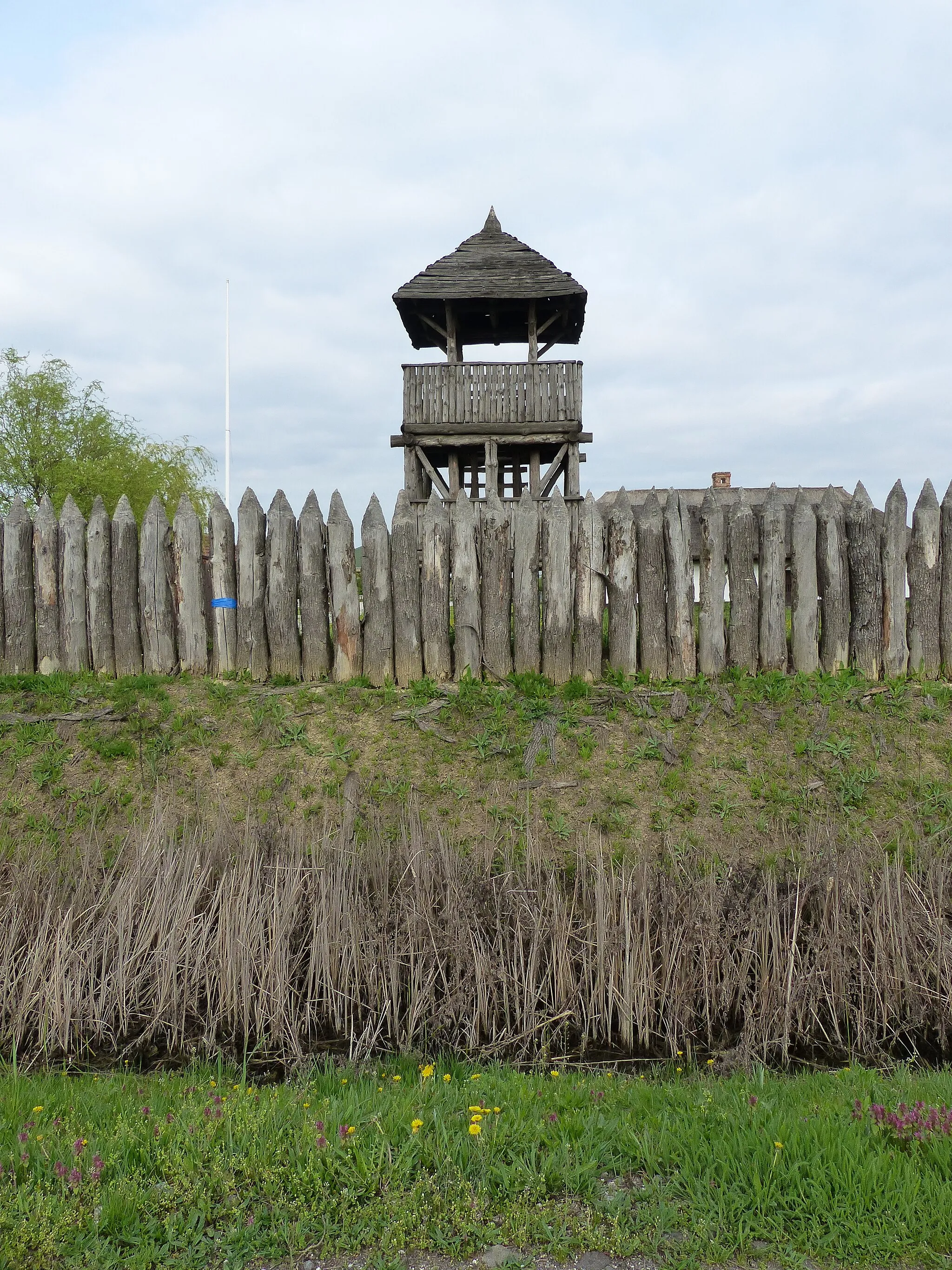 Photo showing: Avarárok (Ördög árka, Avarárok, Ördögárok, Ördögborozda, Csörsz-árok, Rasponné útja, Ördögszántás, Kakasborázda). M3 Archeopark, Polgár, Hungary. Defence line, built by the Scythians  around 339 BC. Reconstruction. This line defended the Scythians living in the Great Hungarian Plain - on their Northern and Eastern borders - from the German invasion.