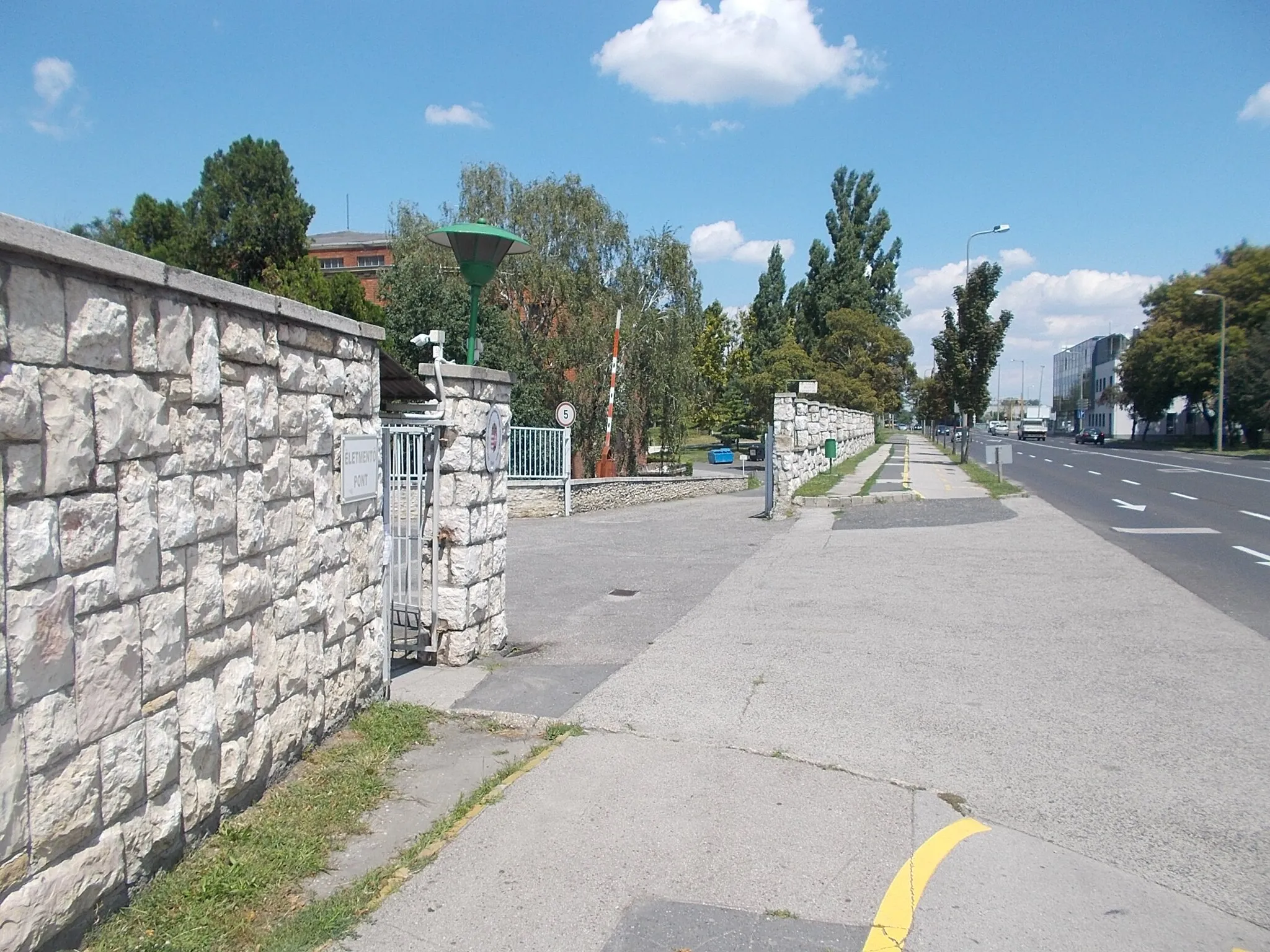 Photo showing: : Győri Technical Vocational Training Center  Lukács Sándor Mechatronic and Mechanical Elementary School, Secondary School and its Student Housing. - Gyárváros neighborhood, Győr, Győr-Moson-Sopron County, Hungary.