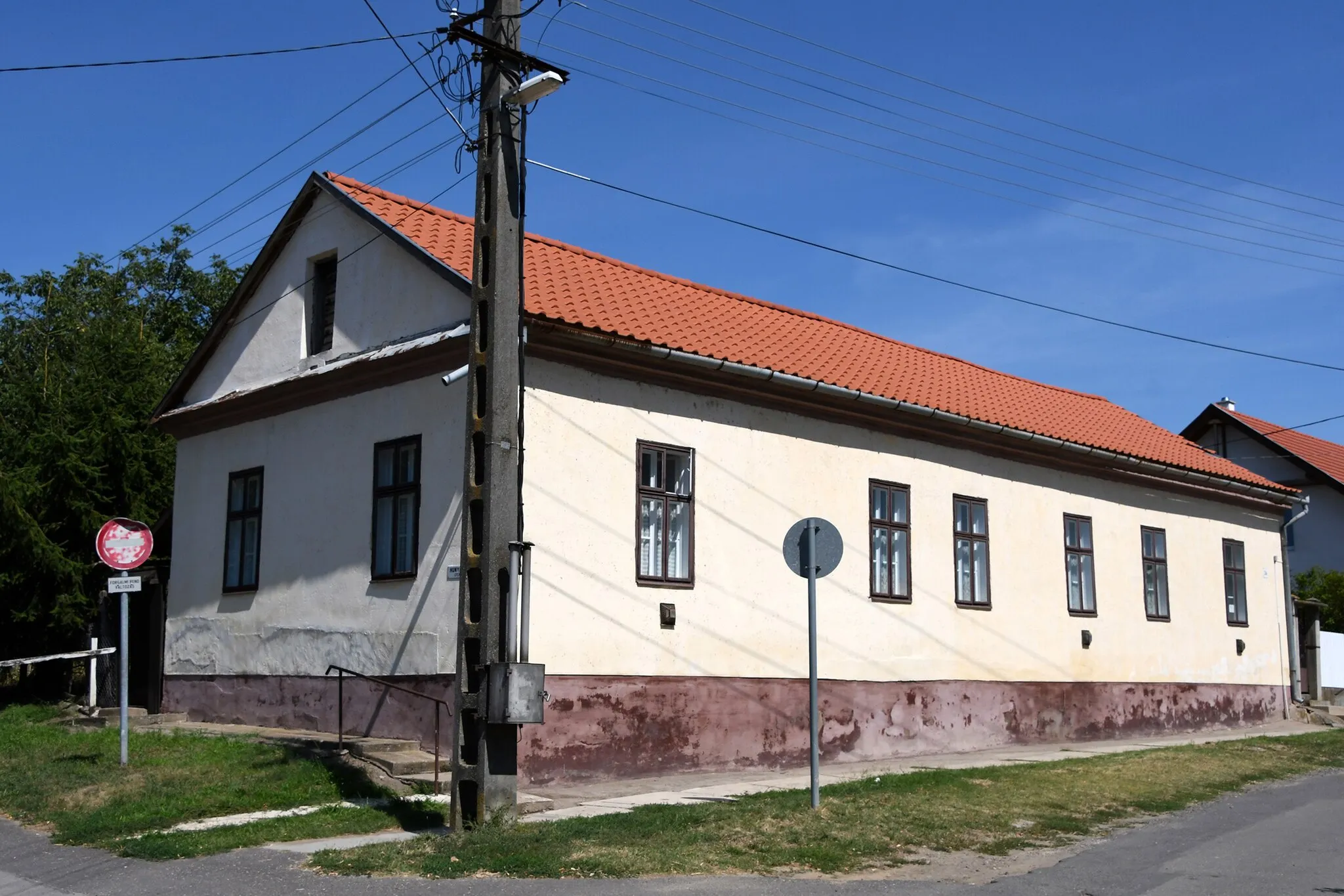 Photo showing: Calvinist paroch hall in Konyár, Hungary