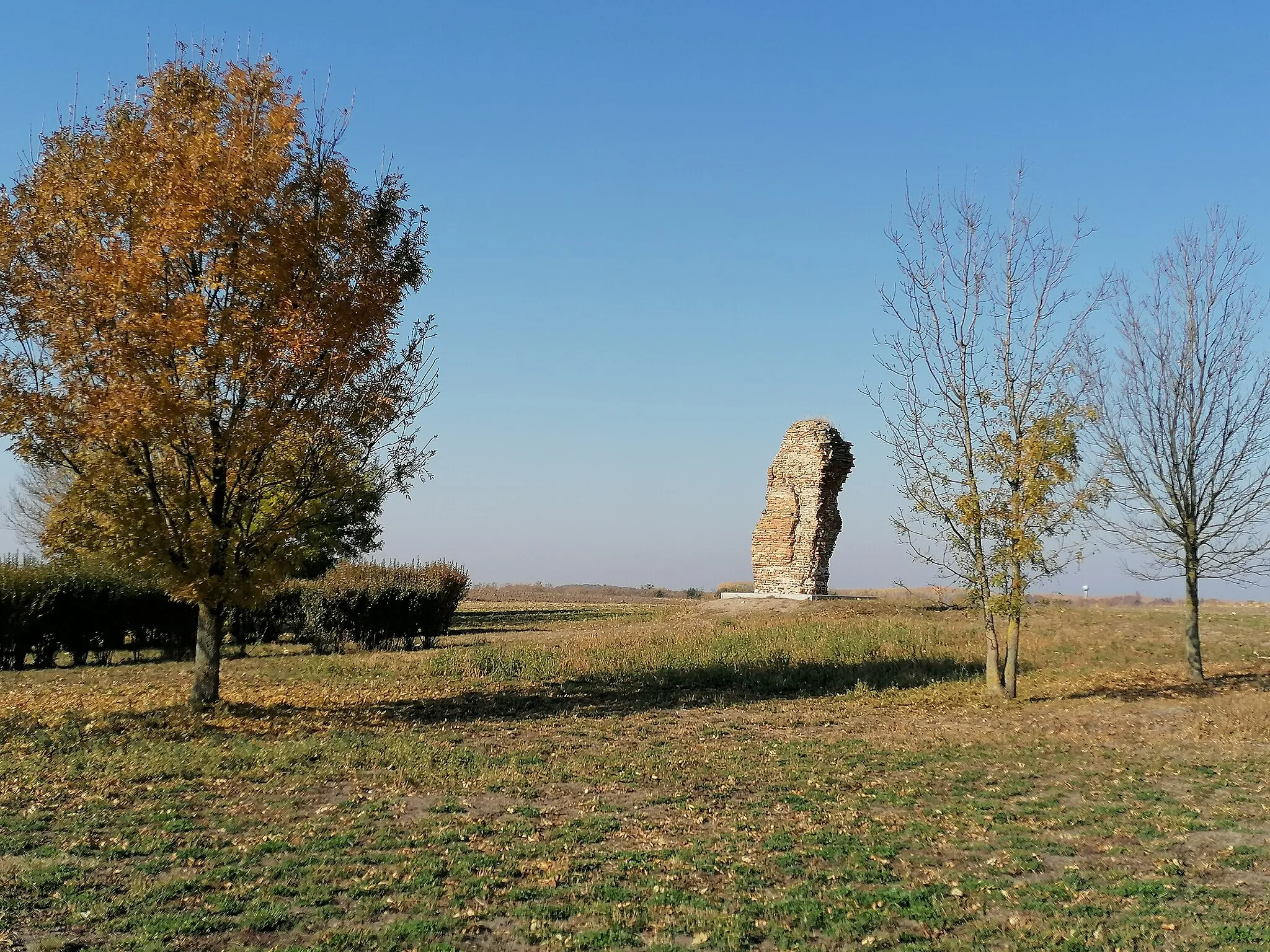 Photo showing: "Vén torony áll a rónaság felett..." /Petőfi Sándor: Csonka torony/