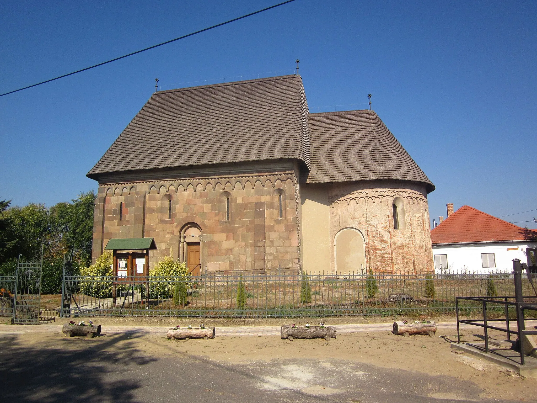 Photo showing: Alföldi Kéktúra igazolópont. Karcsa, Református templom (AKPH_66). A bélyegzőt a templom előtti hirdetőtáblán találjátok