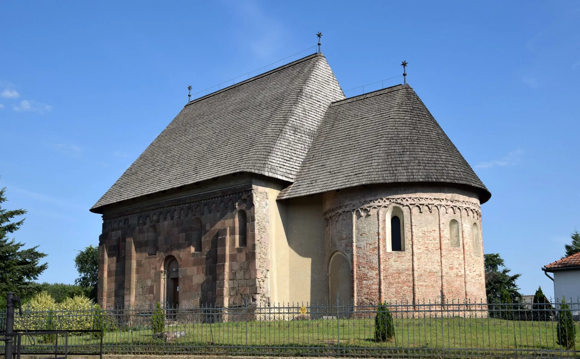 Photo showing: Karcsa, church northeast
