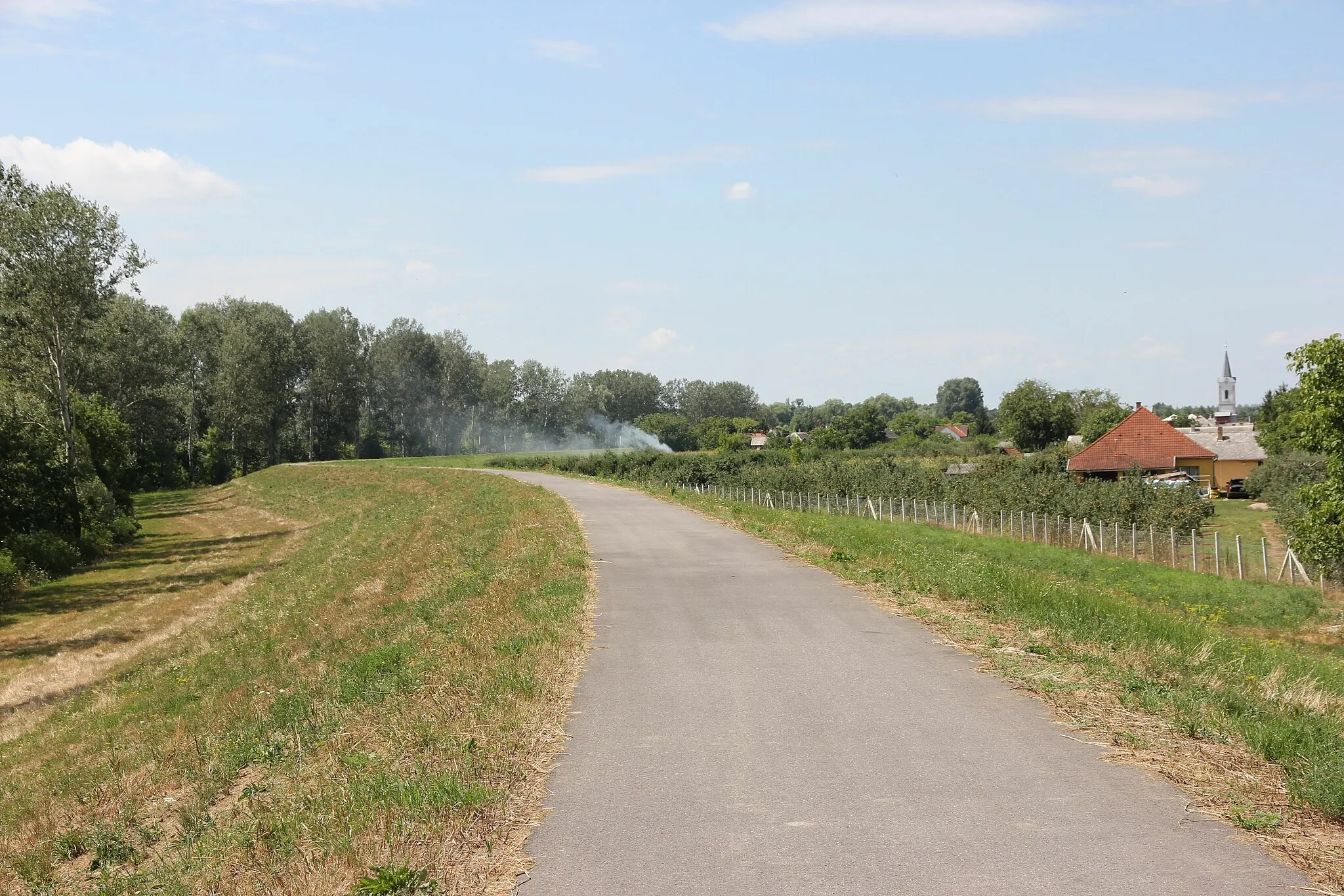 Photo showing: View of flood defence barrier with Reformed Church in distance