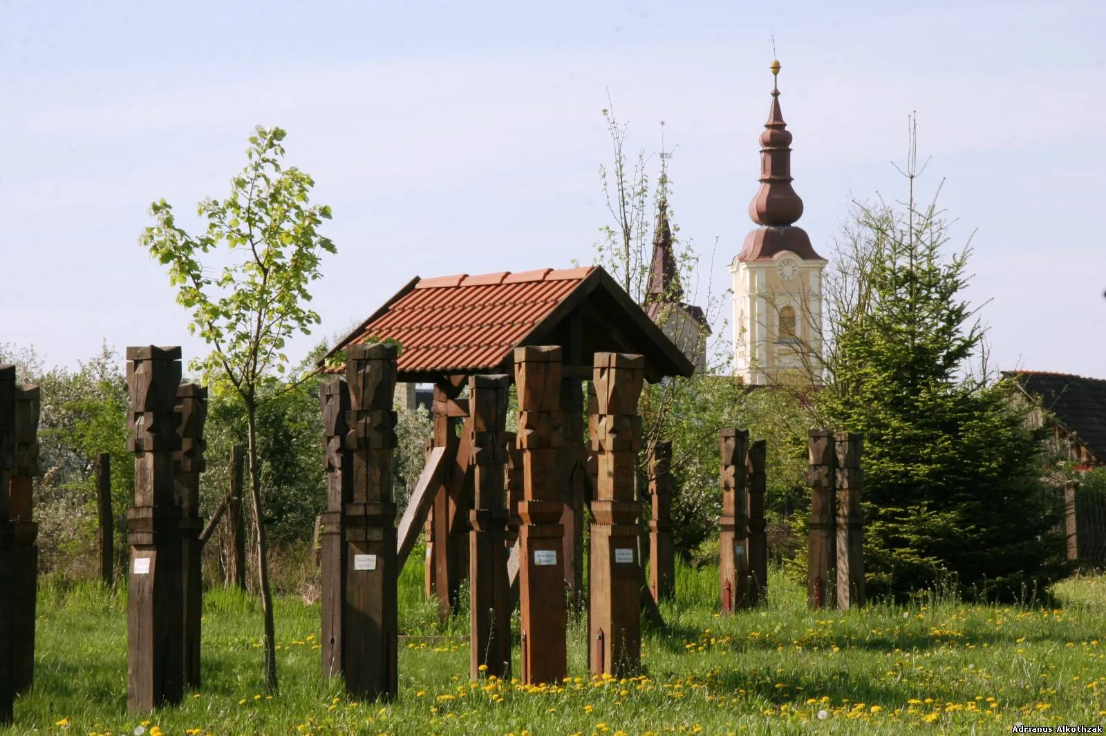 Photo showing: Kultúra Lovagrendje Emlékparkja Aranyosapátiban, háttérben a református templom tornya