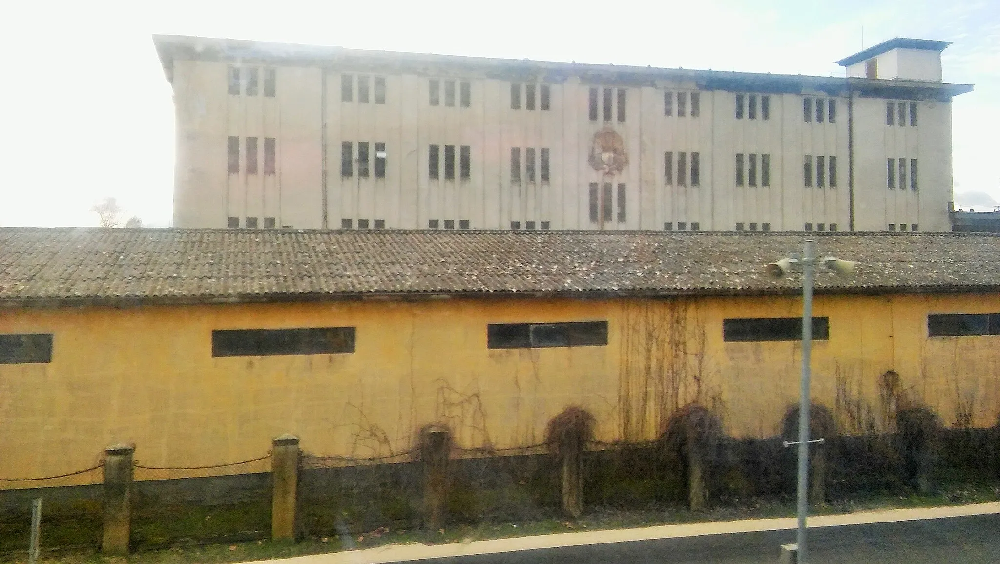 Photo showing: Tápiószele vasútállomás és a mellette fekvő ipari terület