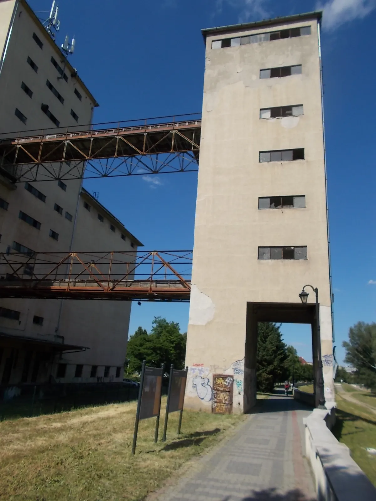 Photo showing: : Abandoned industrial building at the Tisza Promenade. Tunnel.  -  Street, Szolnok, Jász-Nagykun-Szolnok County, Hungary.