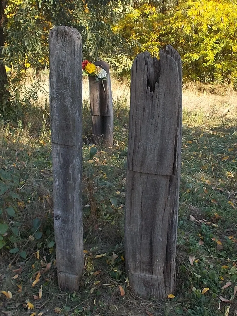 Photo showing: : Wooden column tombs in Északi (North) cemetery - Hideg street off,  Fanzug neighborhood, Karcag, Jász-Nagykun-Szolnok County, Hungary.