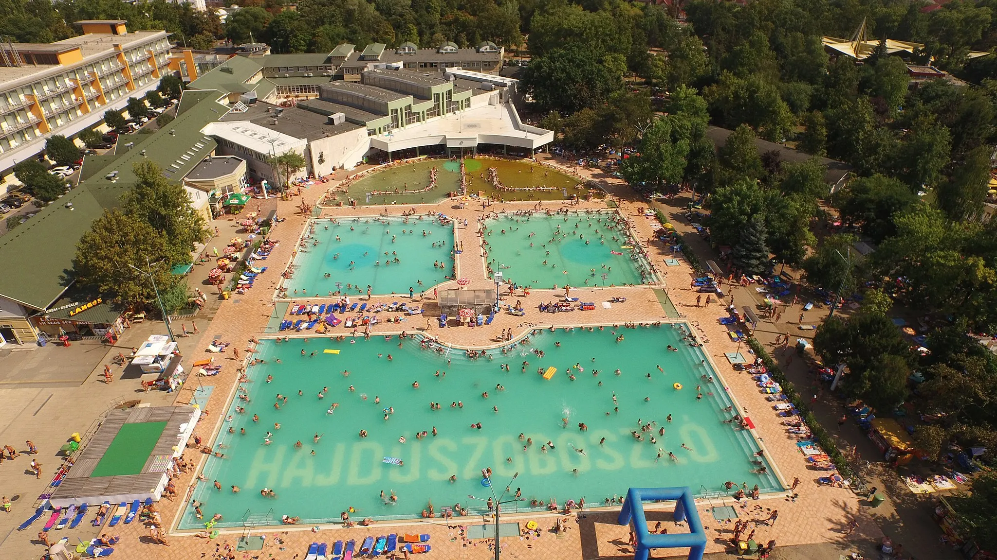 Photo showing: Hajdúszoboszló fő turisztikai attrakciója Európa legnagyobb fürdőkomplexuma. A szabadtéri Strand, Aquapark, Gyógyfürdő és az Aqua-Palace fedett élményfürdő, több mint 30 hektár területen, kínál gyógy-, wellness és szórakozási lehetőséget a család minden korosztálya számára.