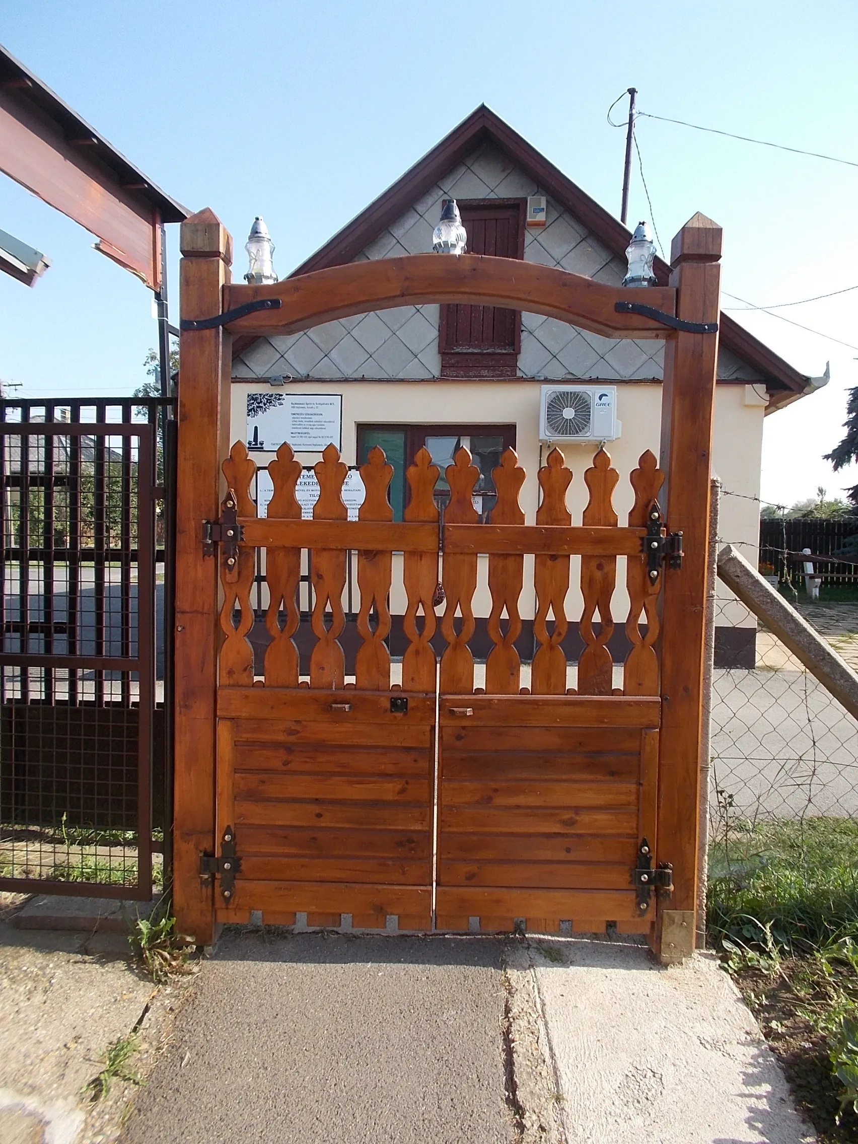 Photo showing: : Gate(s) between cemetery flower shop pavilions. - Liliom Street, Hajdúnánás, Hajdú-Bihar County, Hungary.