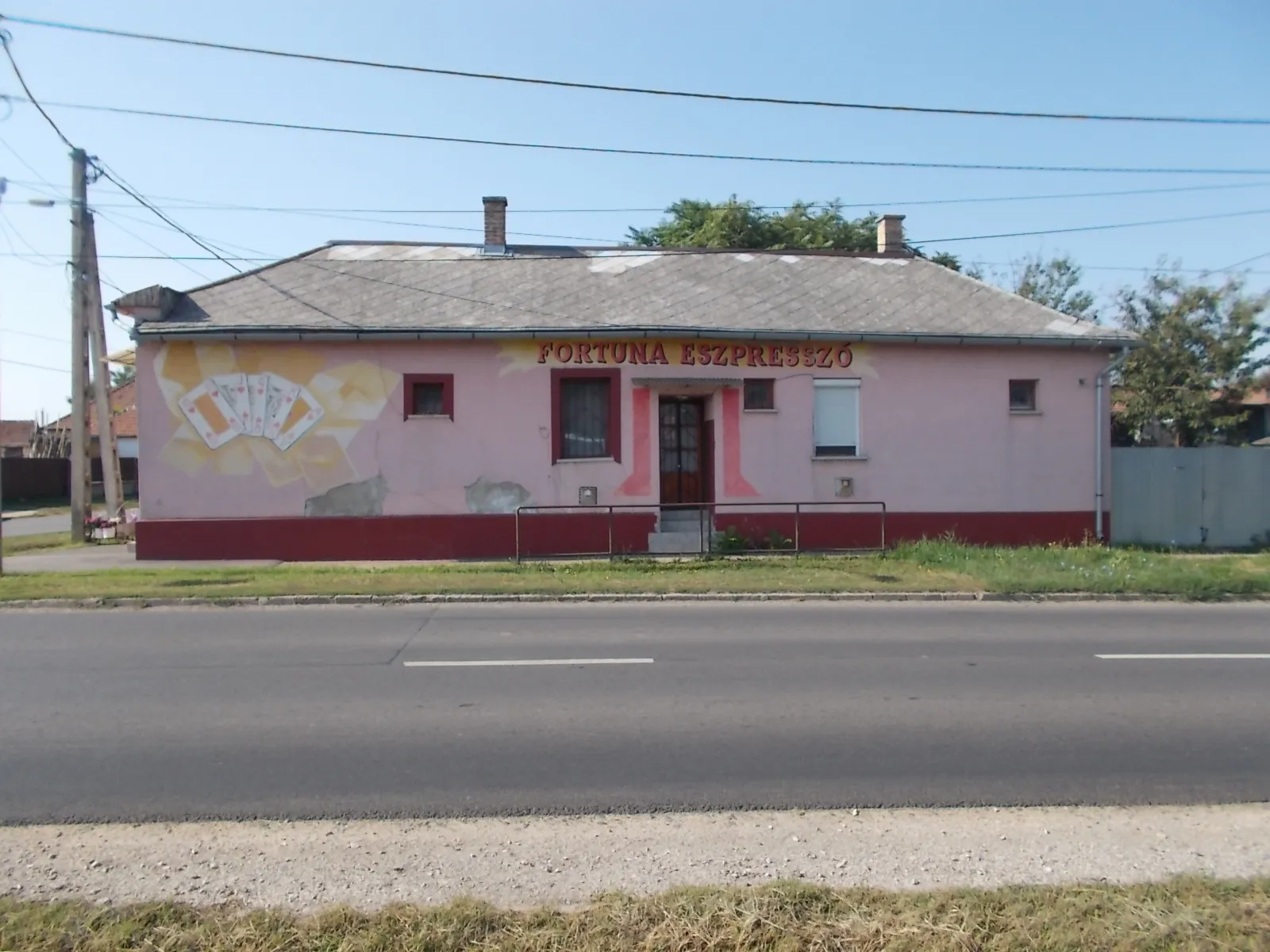 Photo showing: : Fortuna Café? Pub? -  Vörösmarty Street 50, and Magyar Street (Route 3502) cnr, Hajdúnánás, Hajdú-Bihar County, Hungary.