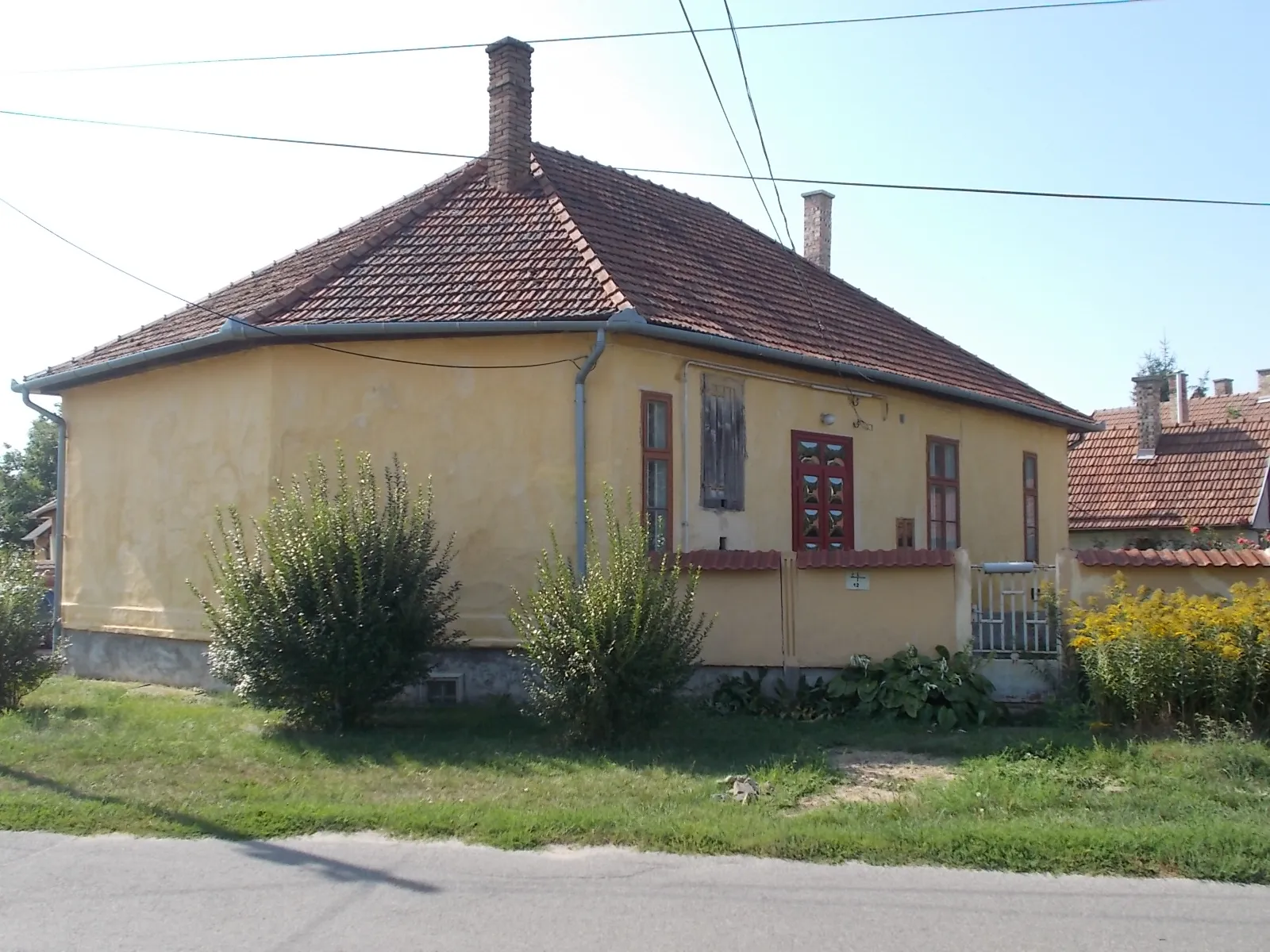 Photo showing: : Listed house, Nagy Sándor street side. - 26 József Attila Street, Hajdúnánás, Hajdú-Bihar County, Hungary.