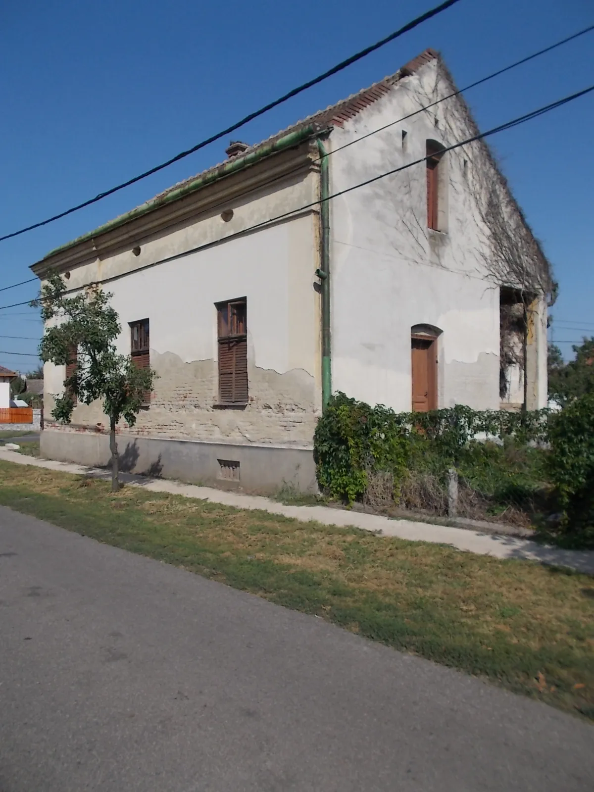 Photo showing: : House with loft door,-on nonstreetside side,-without ladder or stairs. - József A. Street, Hajdúnánás, Hajdú-Bihar County, Hungary.