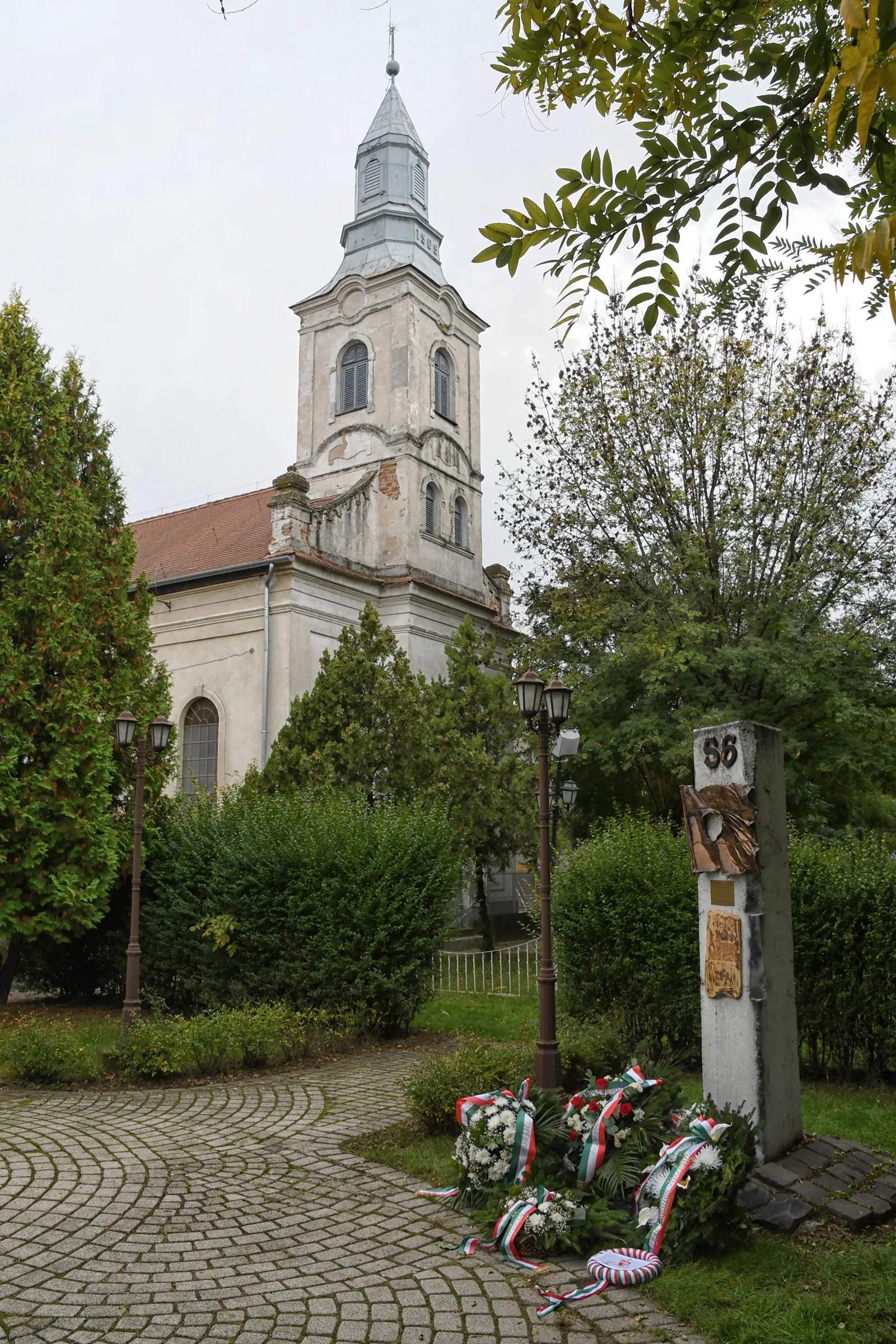 Photo showing: Reformed church in Rákóczifalva with the memorial of the 1956 revolution