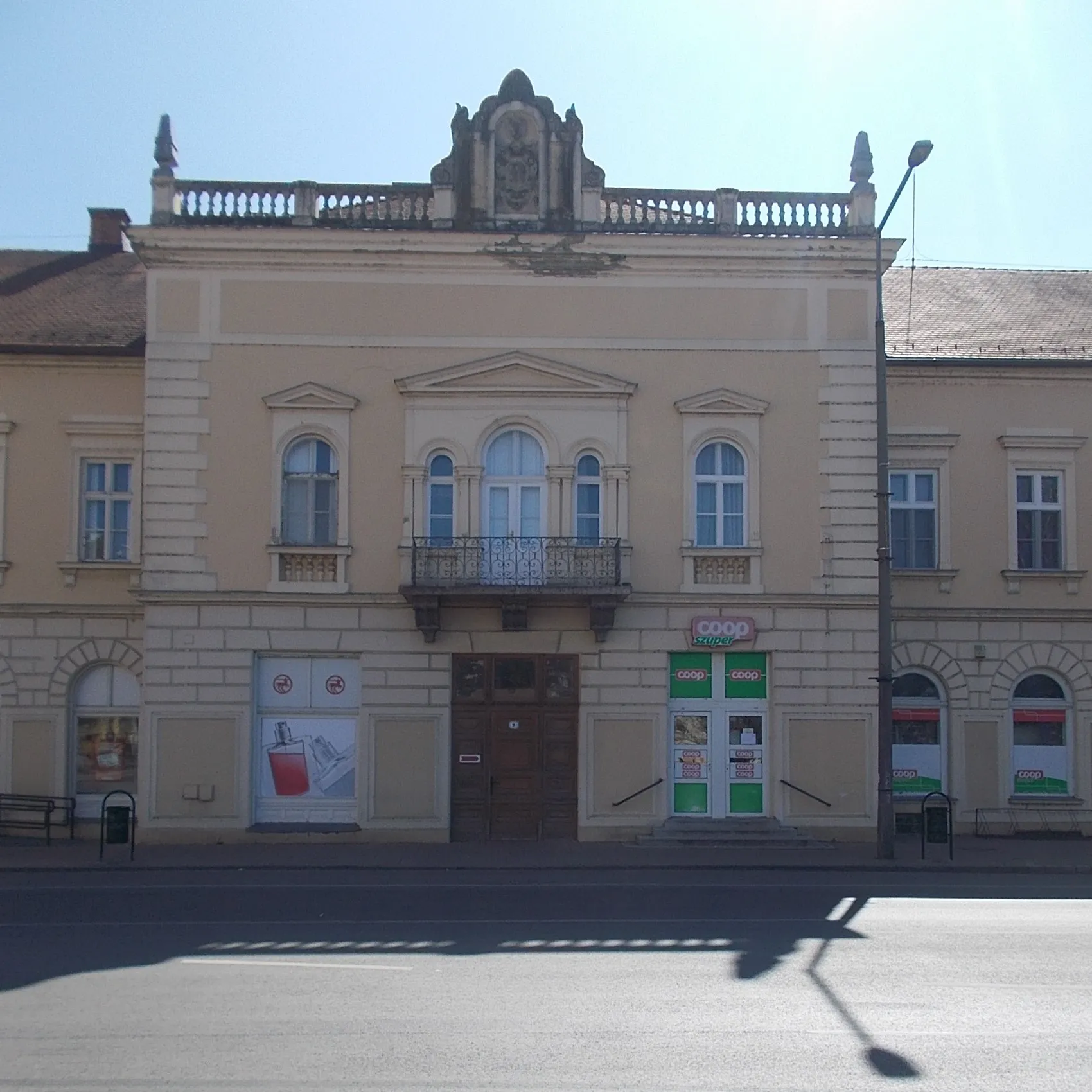 Photo showing: : Apartments, shops and District Court. Listed. - 2 Pétery Károly street, 9 Kossuth square, Mezőtúr, Jász-Nagykun-Szolnok County, Hungary.