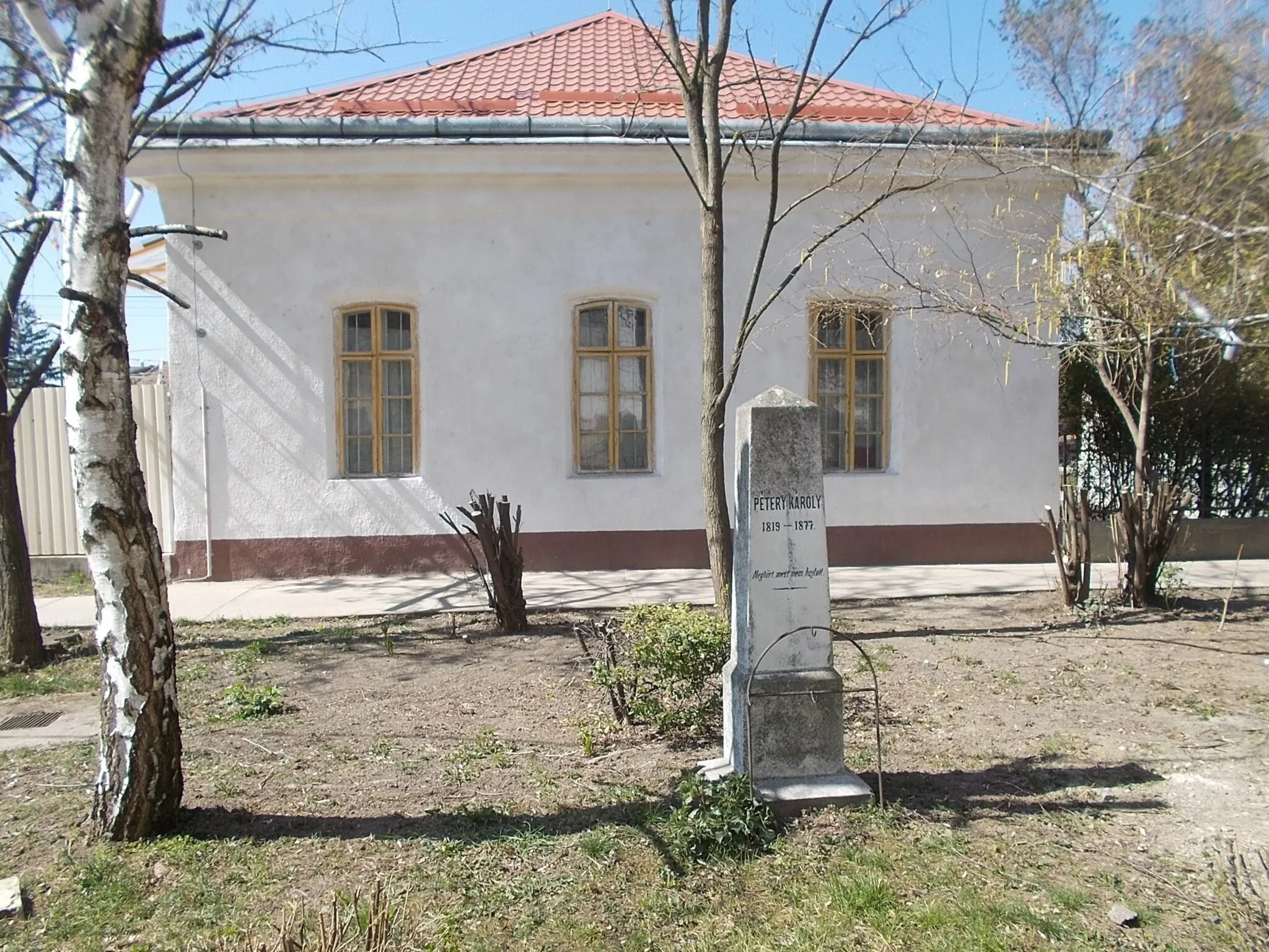 Photo showing: : Gravestone of Károly Pétery - Kálvin square, Mezőtúr, Jász-Nagykun-Szolnok County, Hungary.