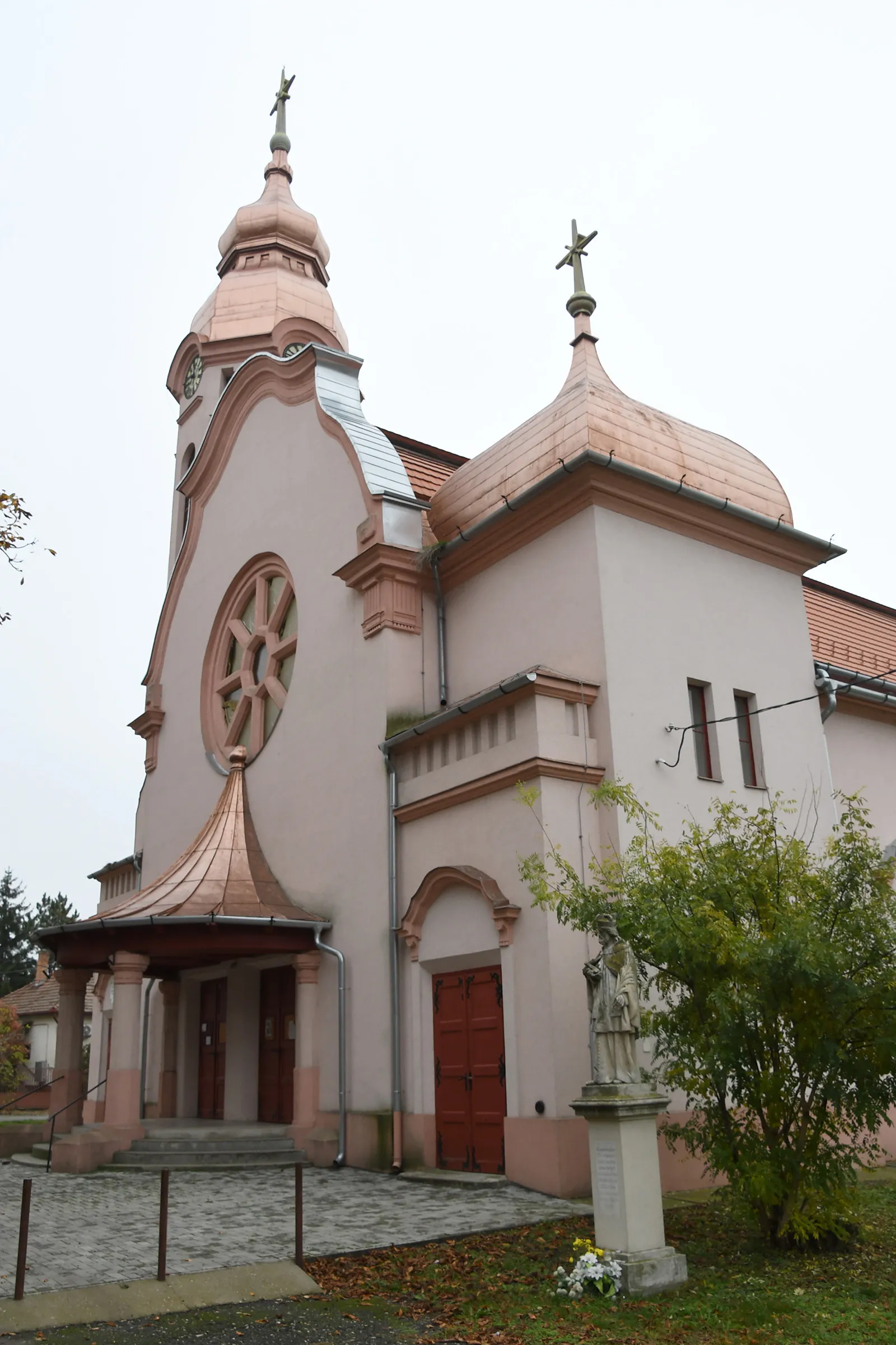 Photo showing: Roman Catholic church in Zagyvarékas