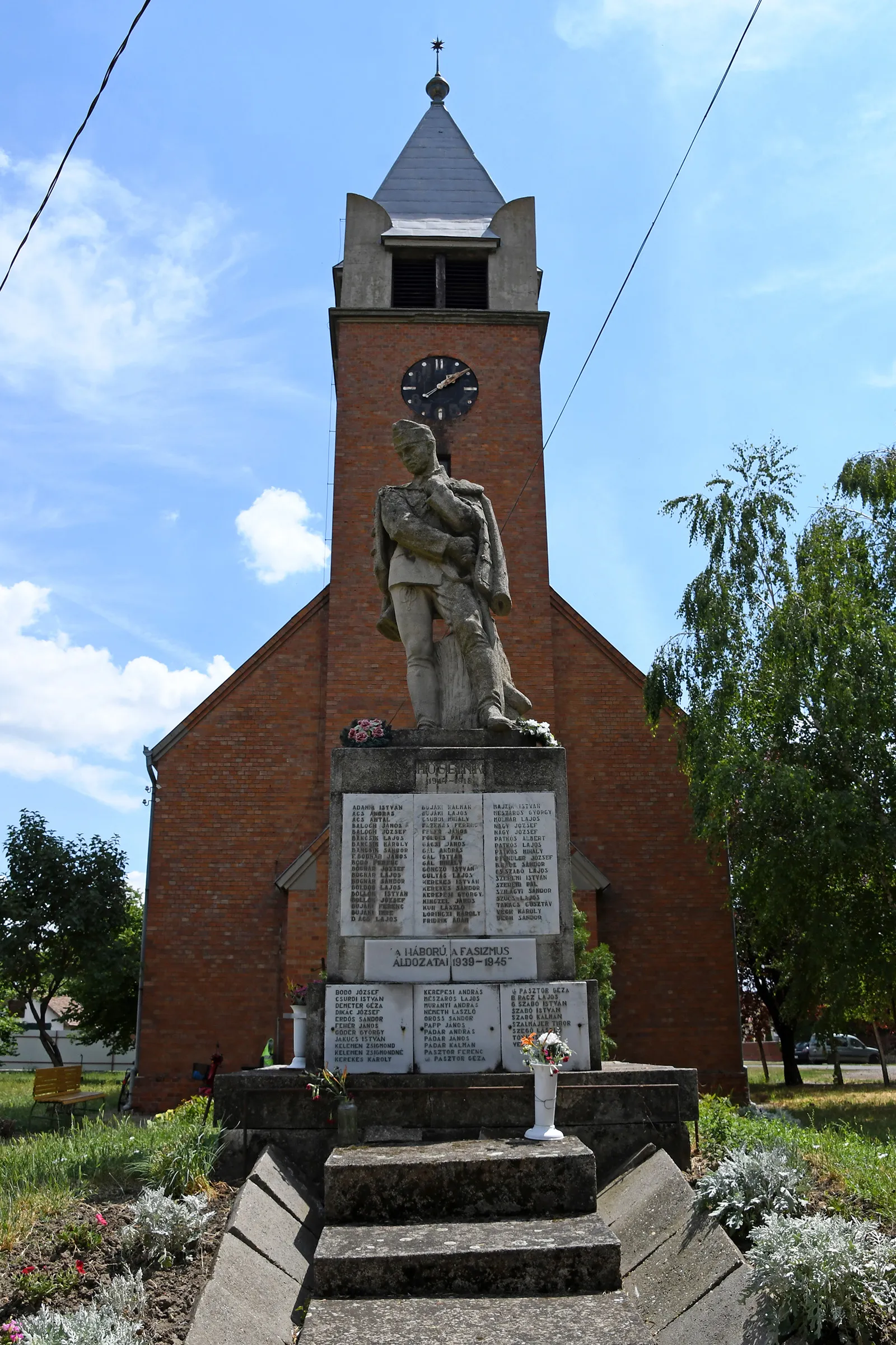 Photo showing: World Wars memorial in front of the Calvinist church in Kuncsorba, Hungary
