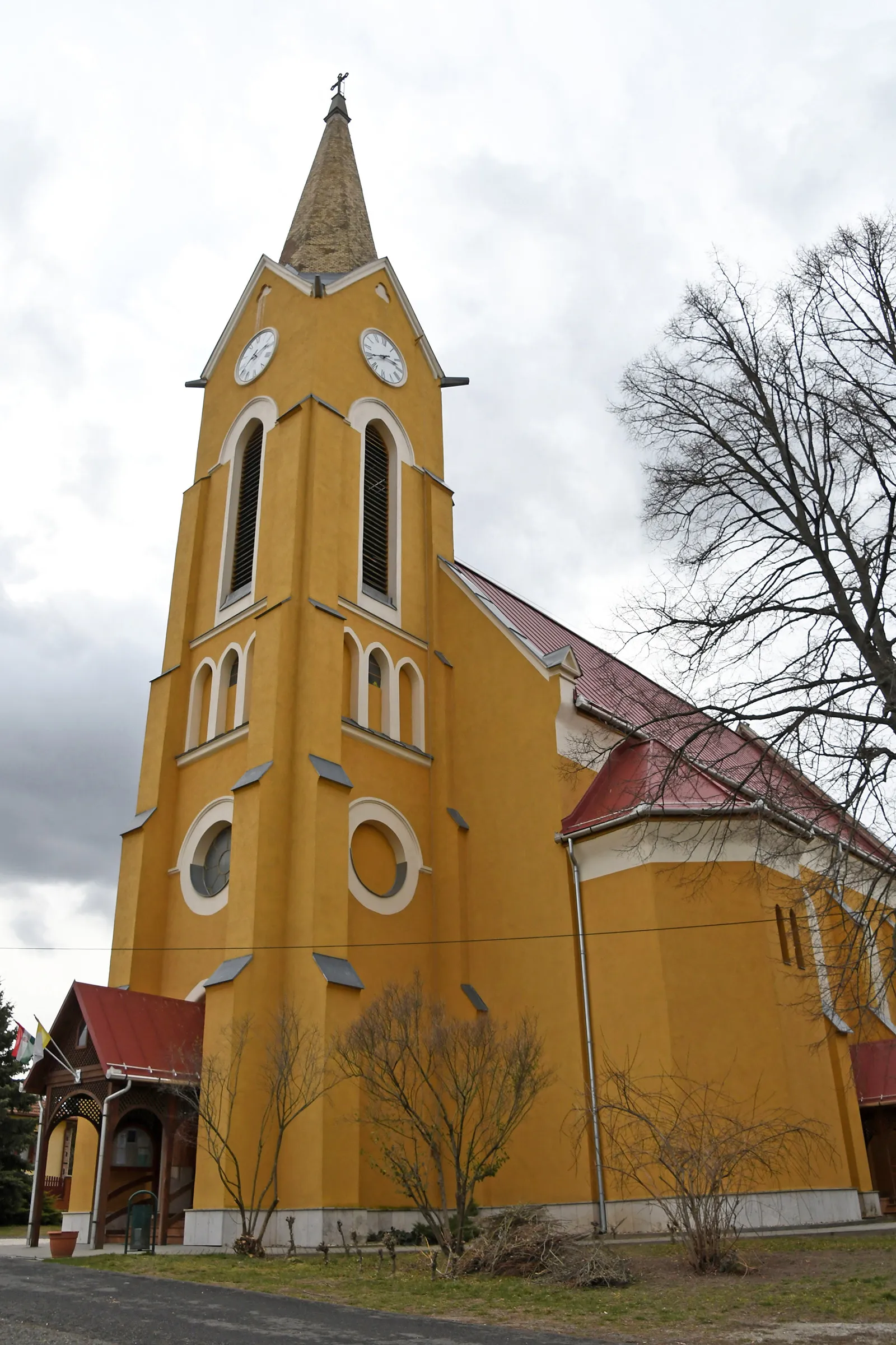 Photo showing: Roman Catholic church in Dány, Hungary