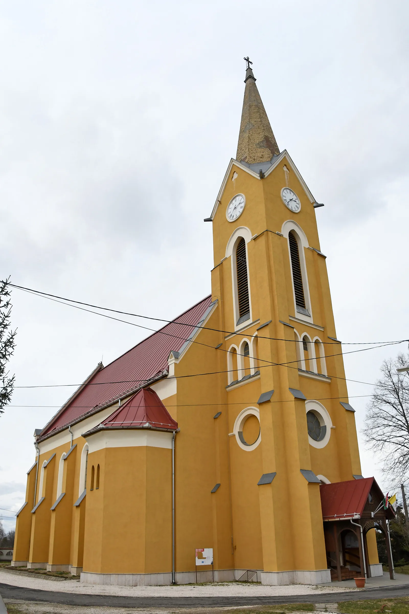 Photo showing: Roman Catholic church in Dány, Hungary