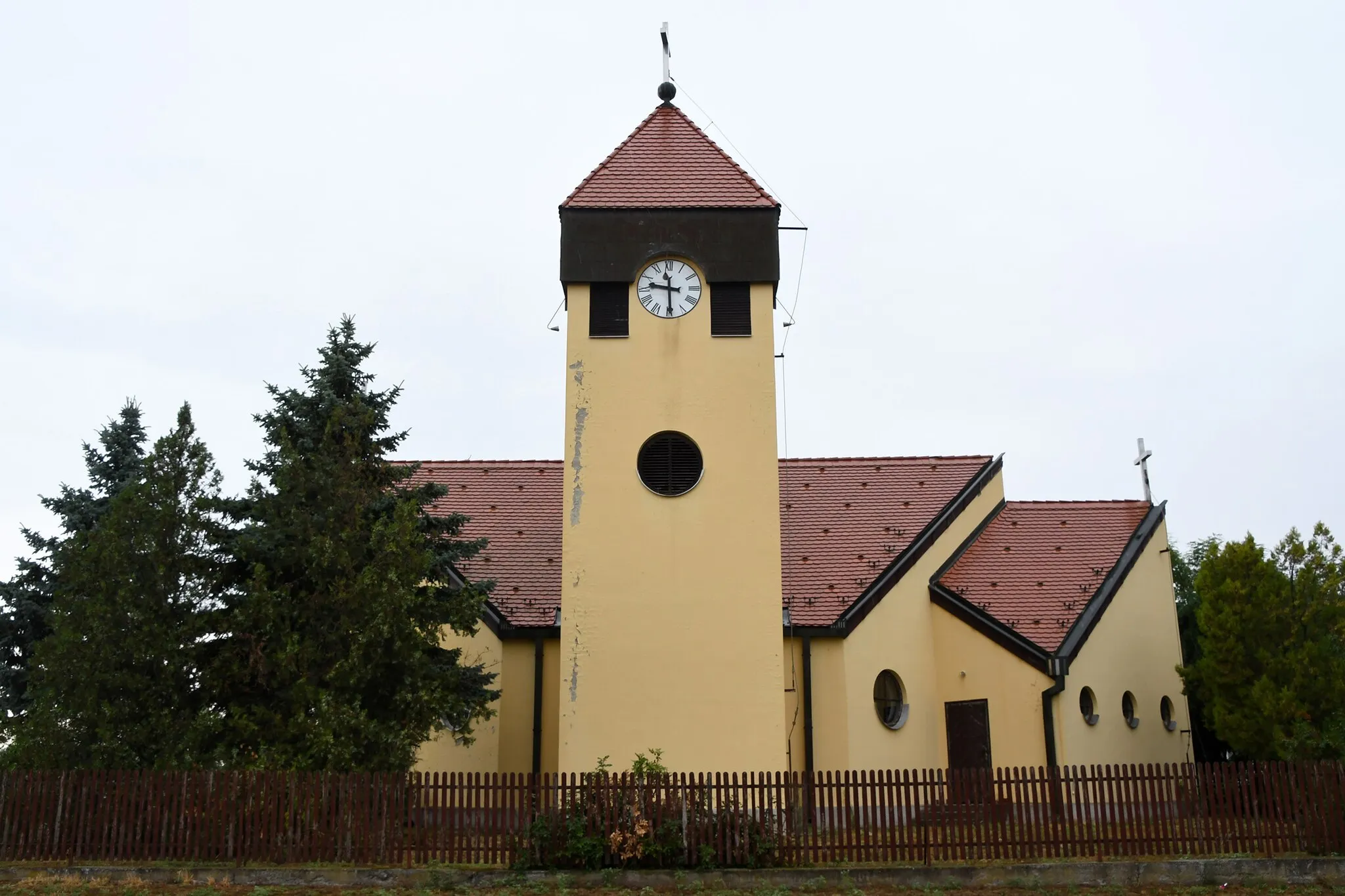 Photo showing: Roman Catholic church in Jászágó, Hungary