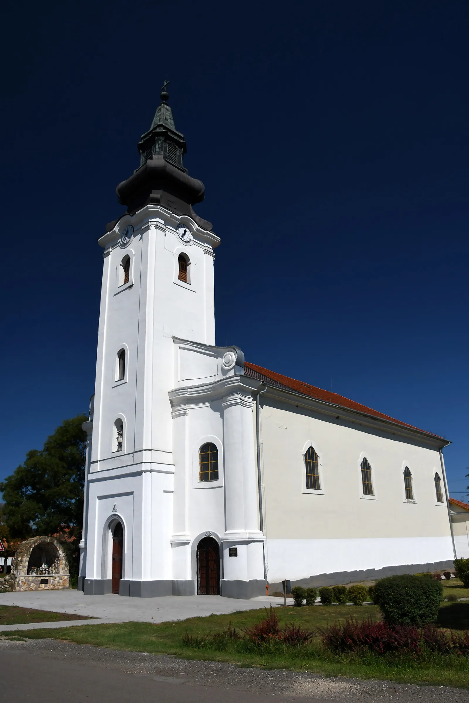 Photo showing: Roman Catholic church in Jásztelek, Hungary