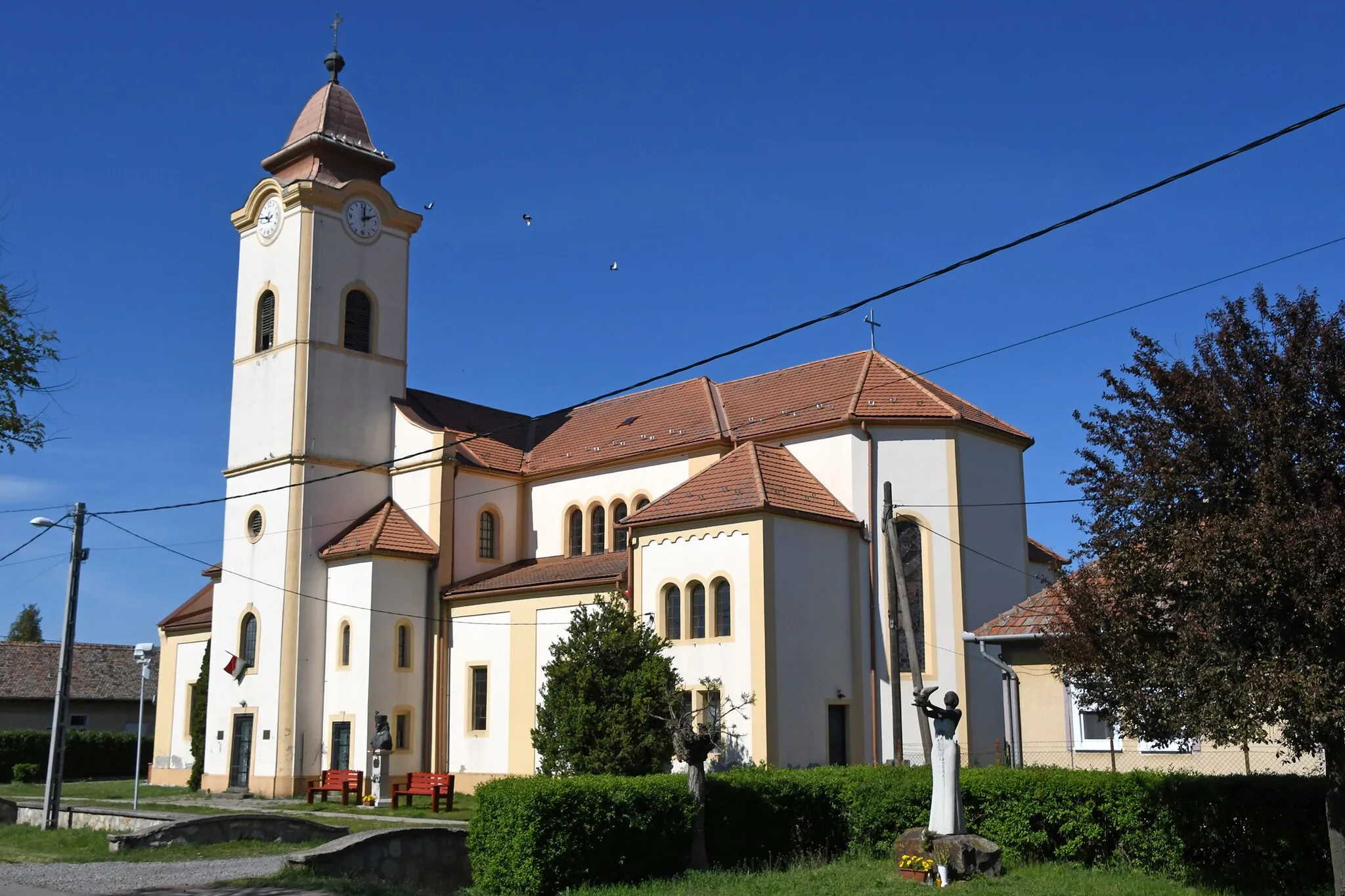 Photo showing: Roman Catholic church in Pély, Hungary