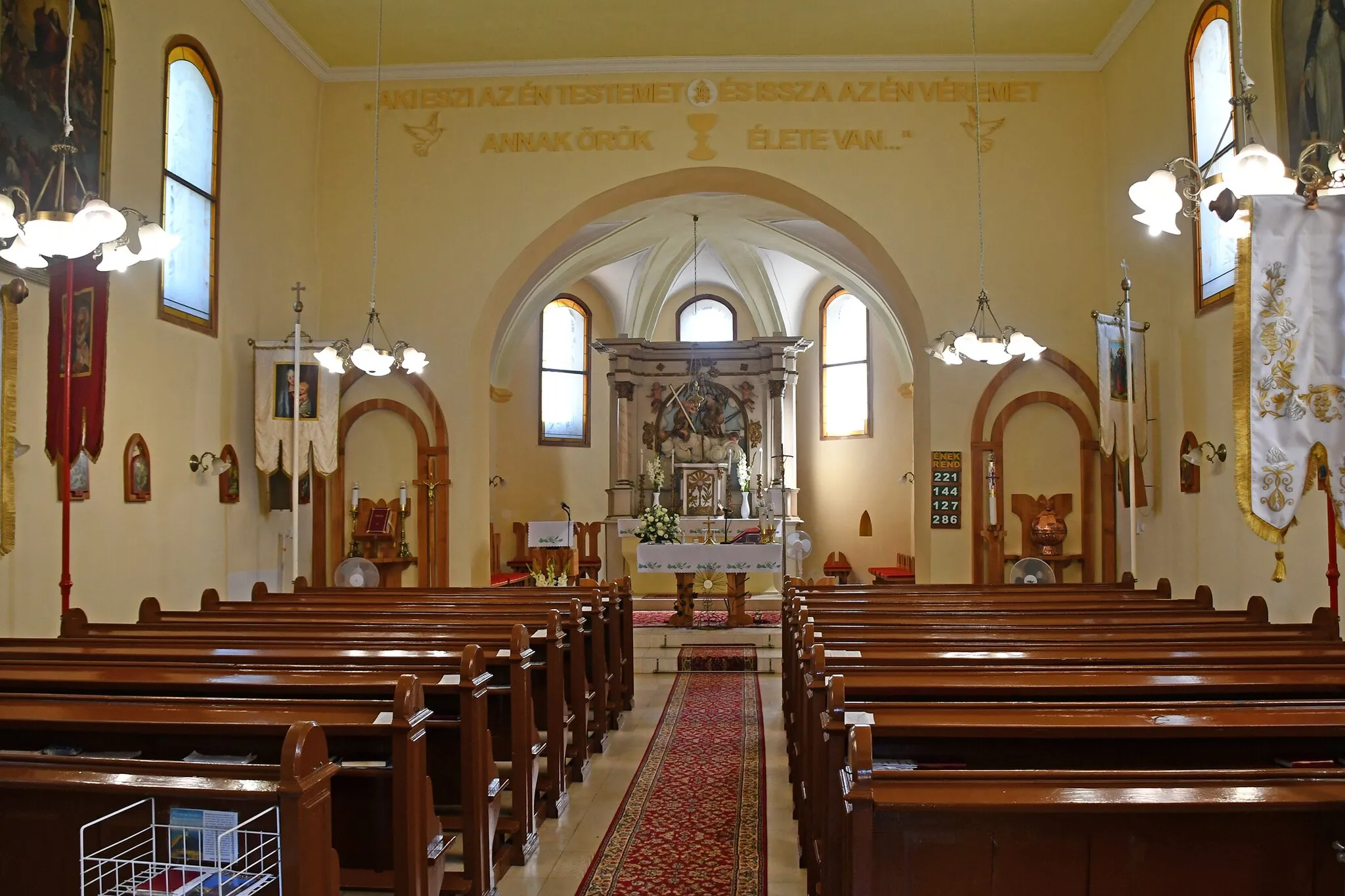 Photo showing: Interior of the Roman Catholic church in Levelek, Hungary