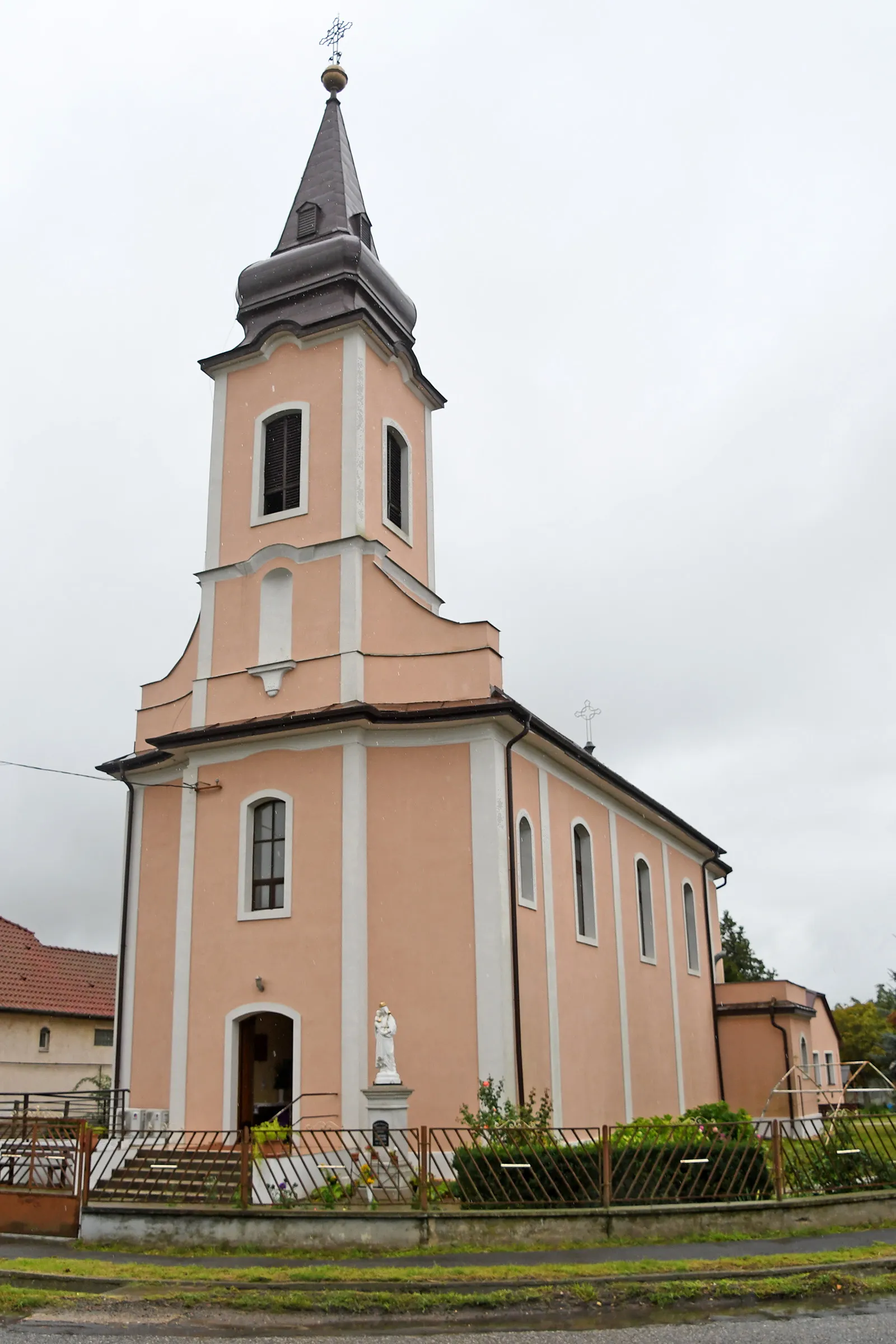 Photo showing: Roman Catholic church in Ramocsaháza, Hungary