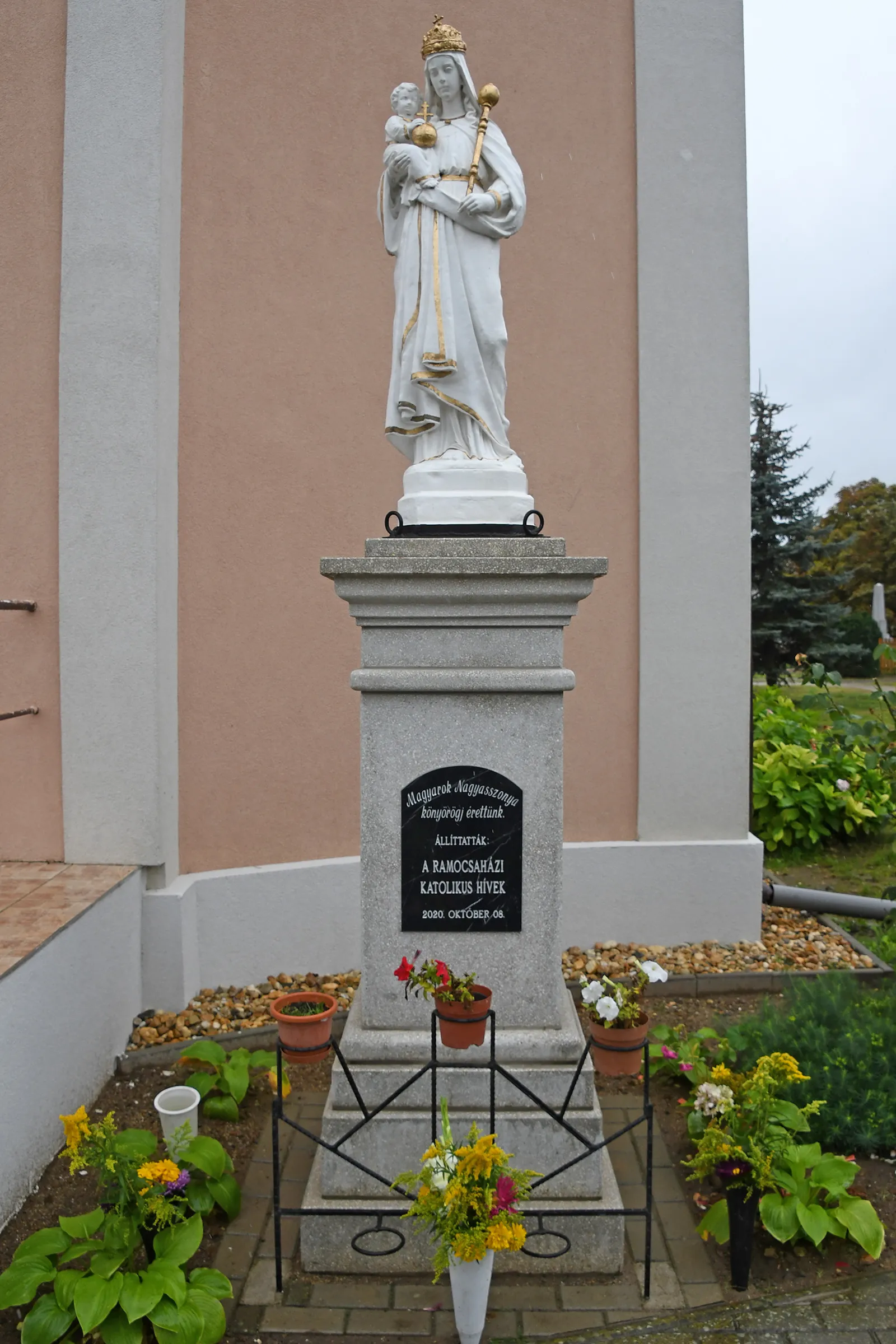 Photo showing: Statue of Our Lady of Hungary in Ramocsaháza, Hungary