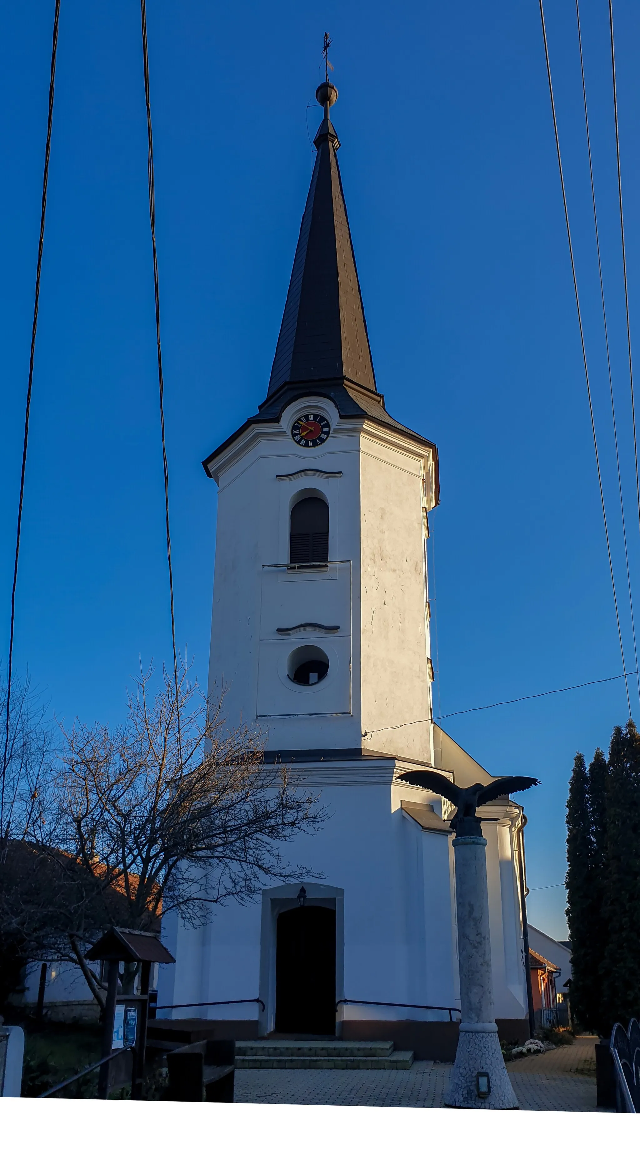 Photo showing: Református templom Jármi községben turul szoborral