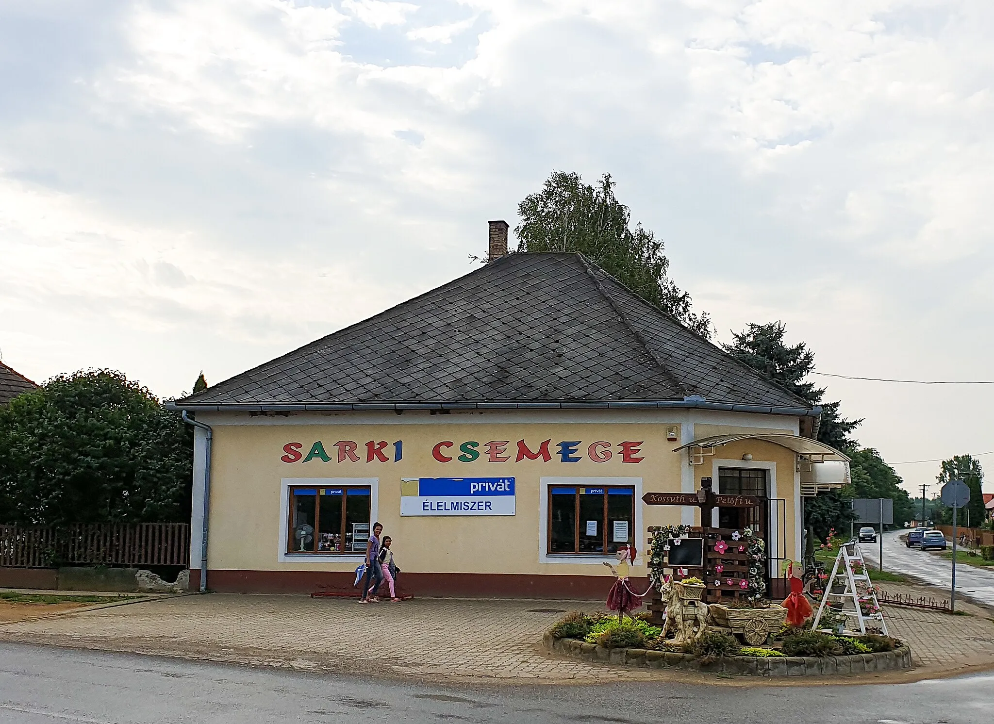 Photo showing: Élelmiszerüzlet, utcai dekoráció Ilk községben
