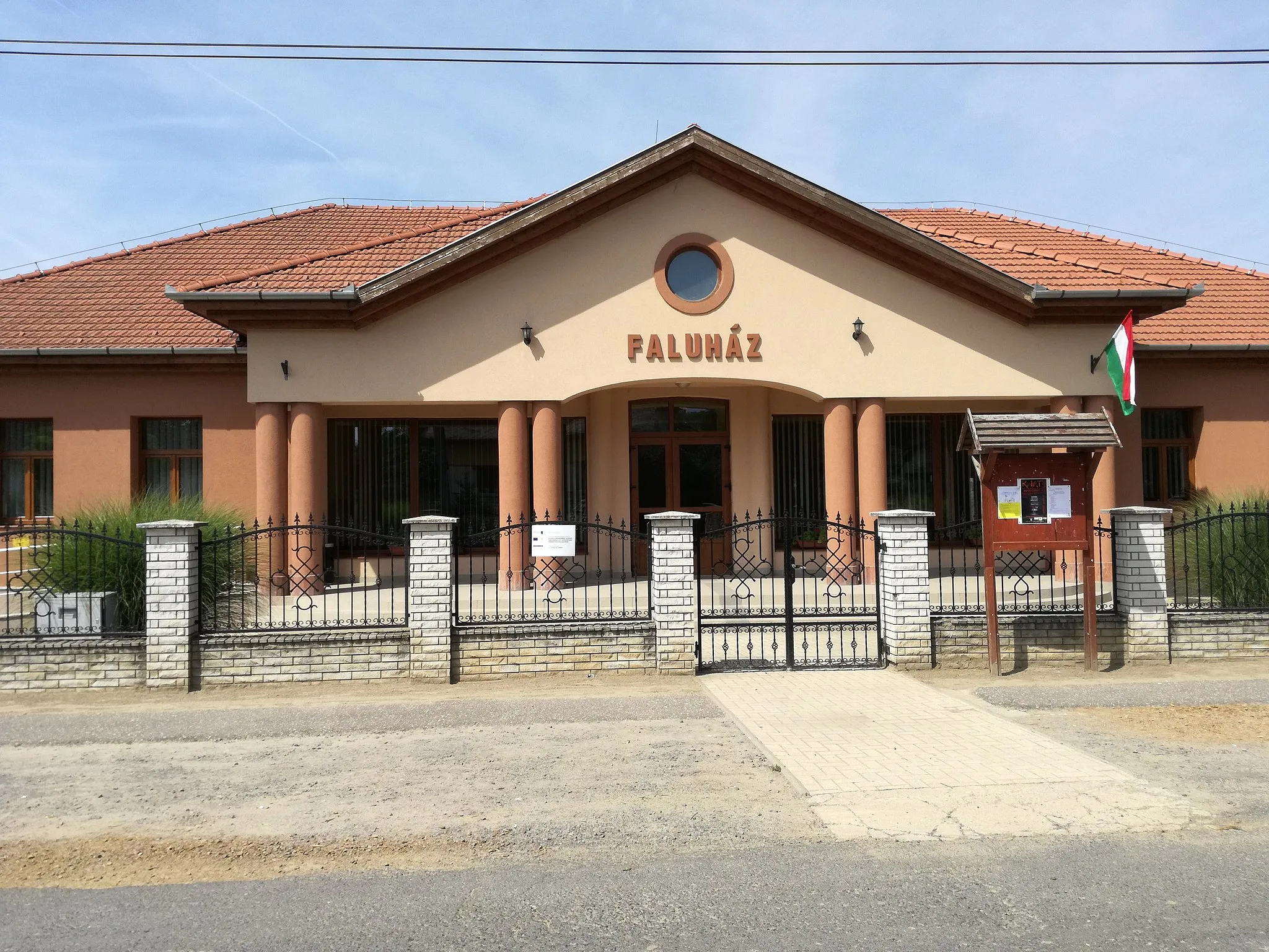 Photo showing: Szabolcsveresmart, Faluház