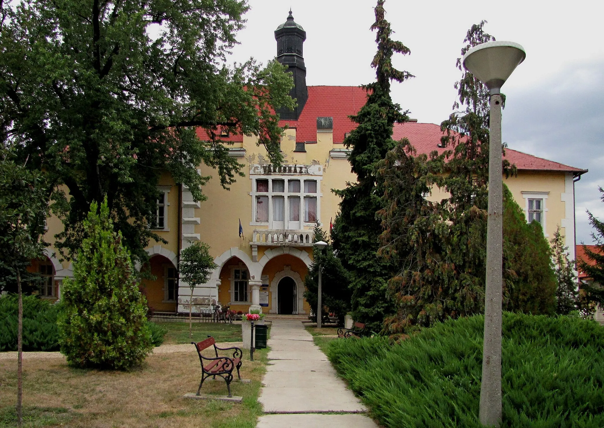 Photo showing: City Hall, Tiszafüred, Hungary